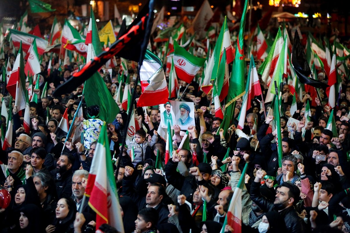 İran Cumhurbaşkanı Pezeşkiyan İle Dışişleri Bakanı Erakçi, 'İslam Cumhuriyeti Günü' kutlamalarına katıldı