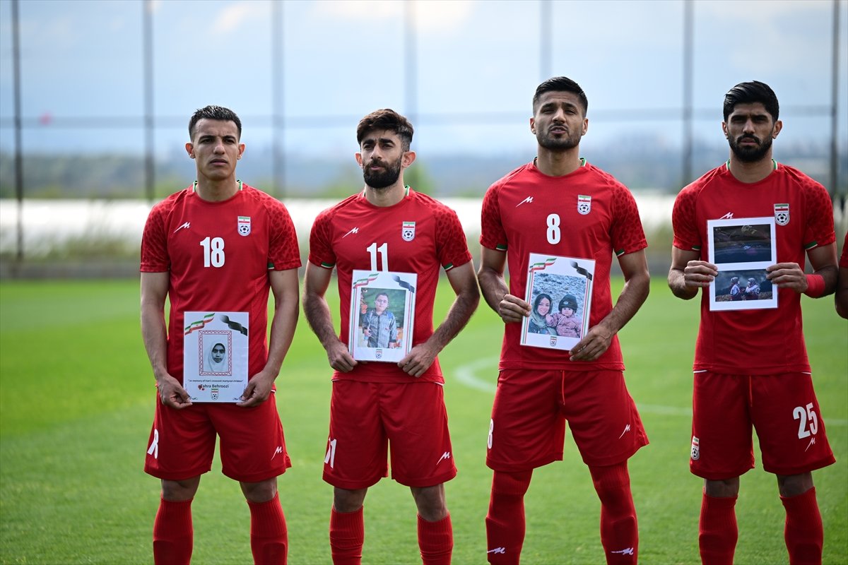 İran Milli Takımı, Kosta Rika maçı öncesi savaşta hayatını kaybeden çocukları andı