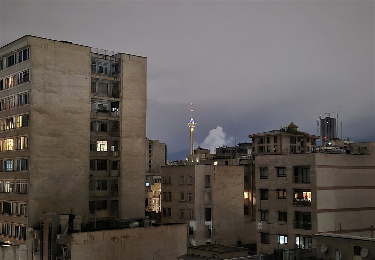 İran'ın başkenti Tahran'da art arda patlamalar meydana geldi