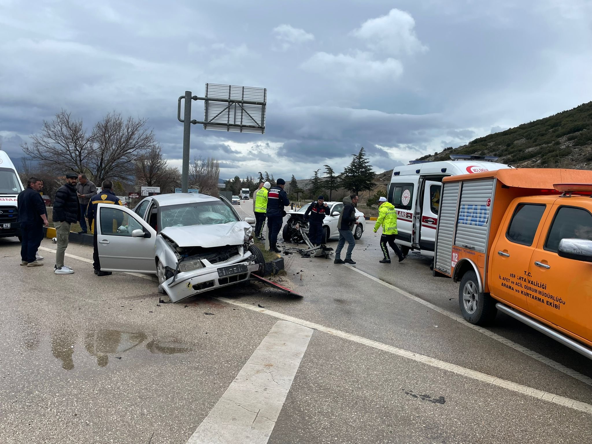 Isparta'da iki otomobilin çarpıştığı kazada 4 kişi yaralandı
