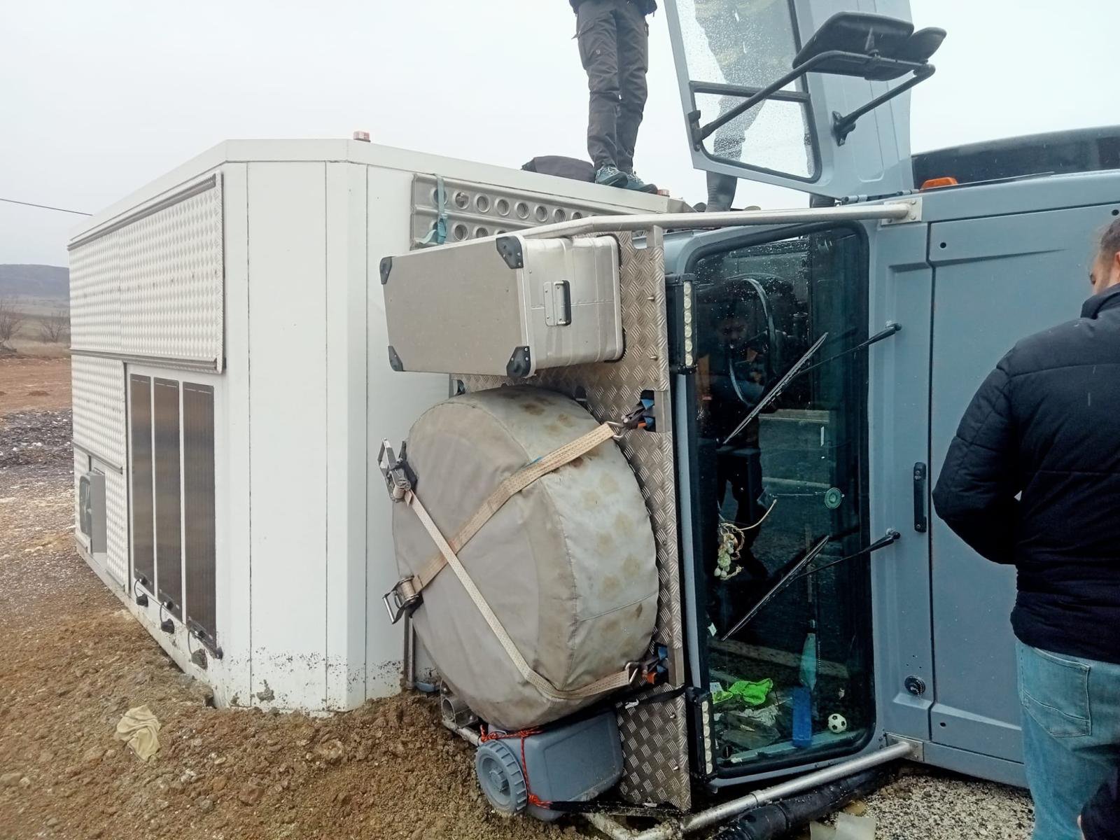 Isparta'da karavanla otomobilin karıştığı kazada 4 kişi yaralandı