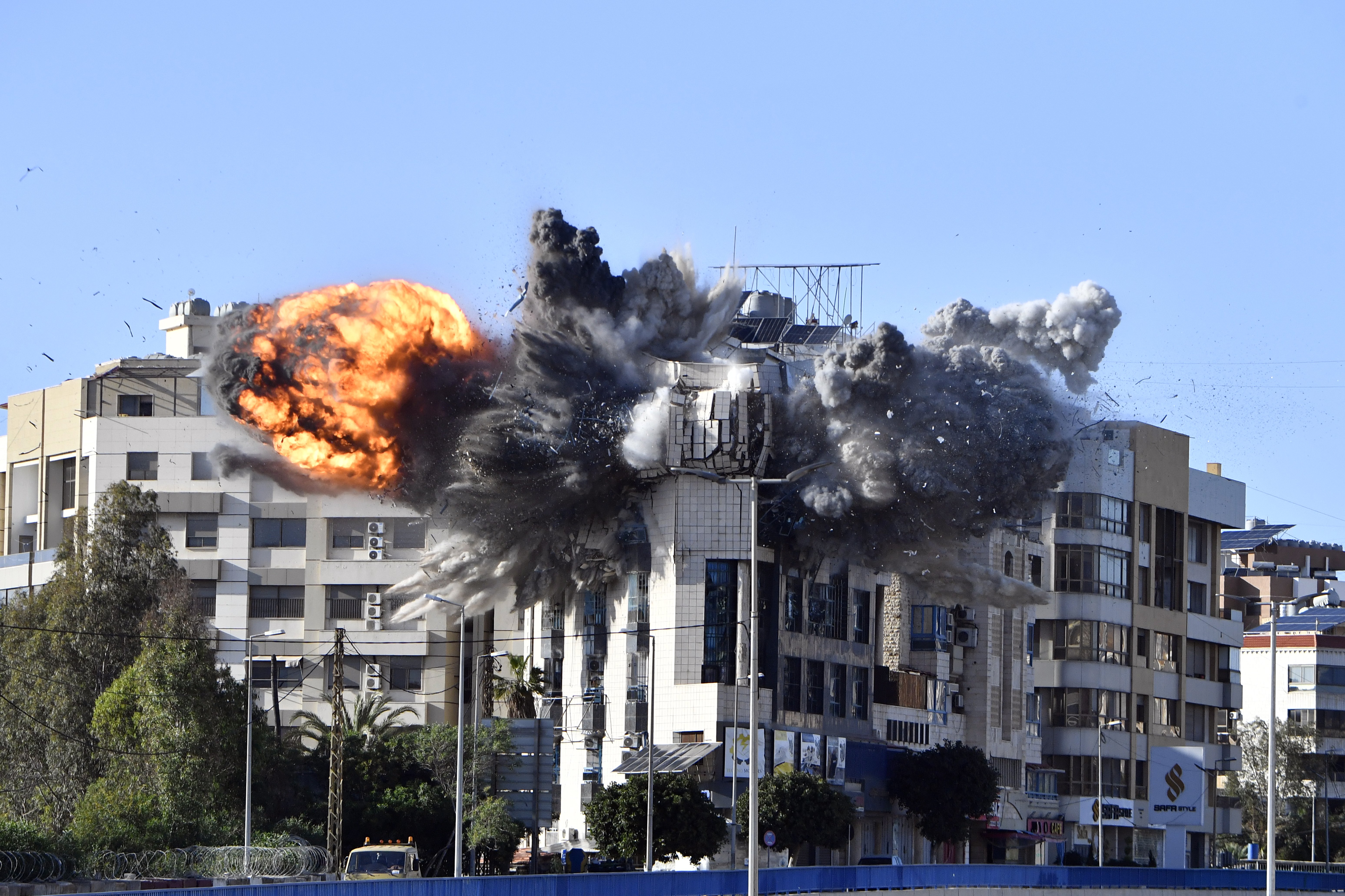 İsrail ordusu Beyrut'un güneyindeki Dahiye bölgesinde bir binayı bombaladı