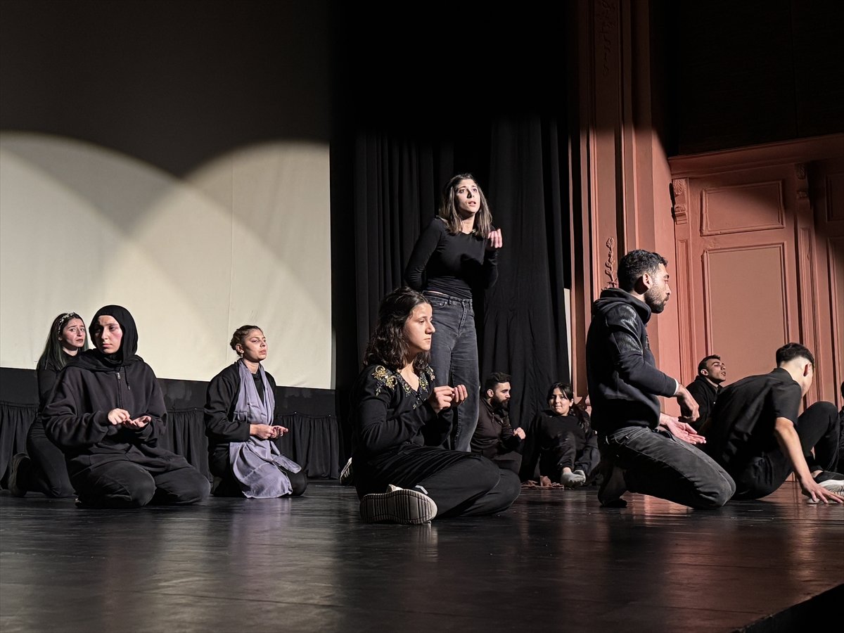 İsrail'in evsiz bıraktığı Lübnanlılar sığındıkları tiyatroda hikayelerini sahneye taşıdı