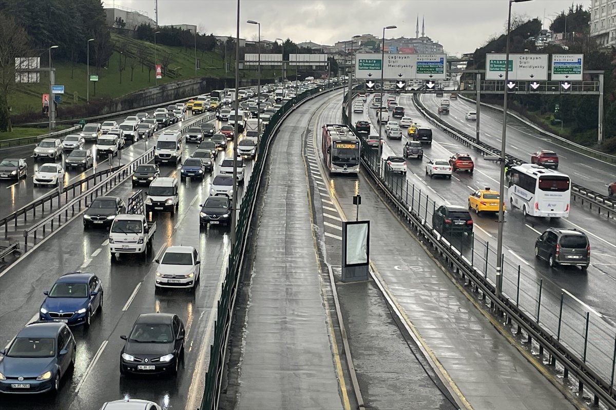 İstanbul'da trafik yoğunluğu yaşanıyor