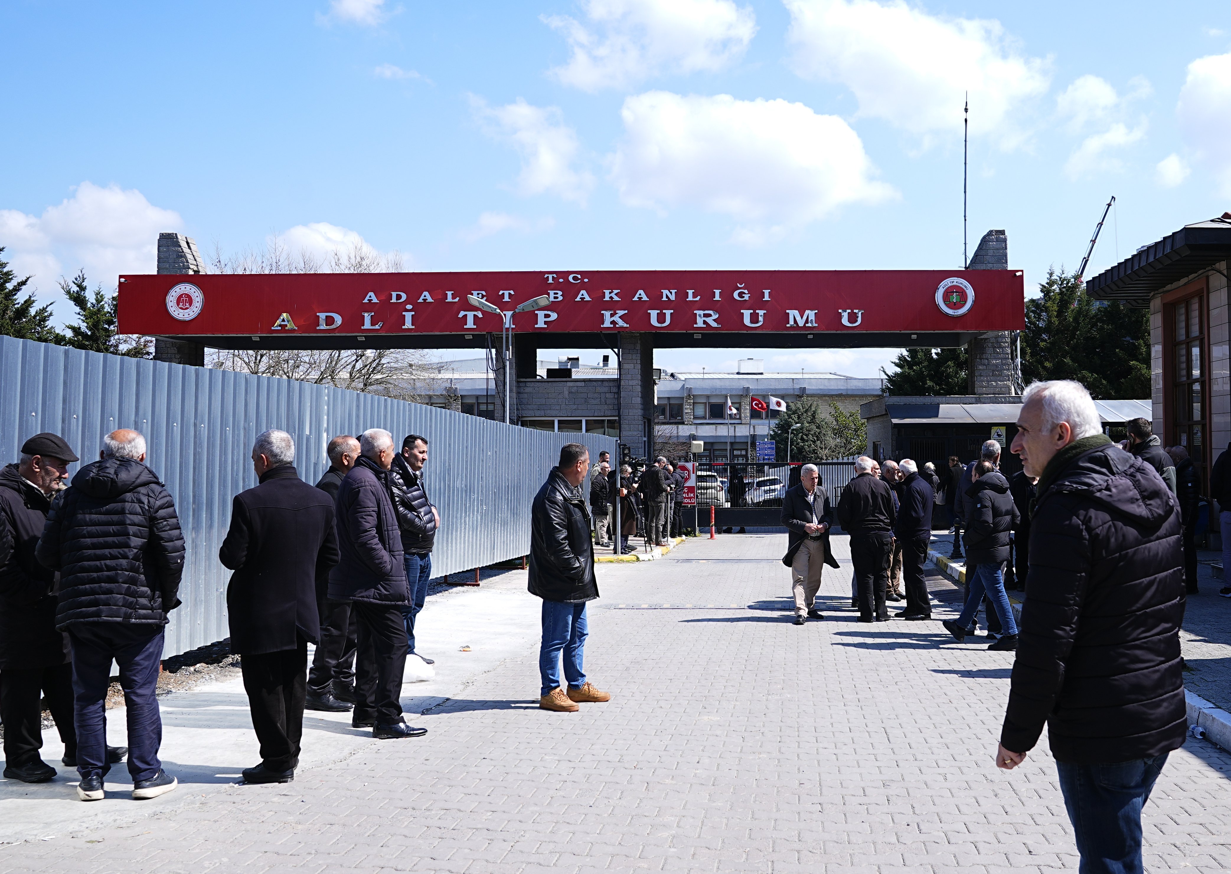 İstanbul'daki uyuşturucu soruşturmasında gözaltına alınan 14 kişi Adli Tıp'ta