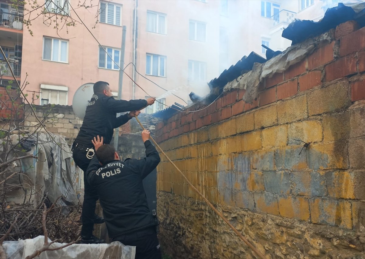 İzmir'de kümeste çıkan yangına ilk müdahaleyi çevik kuvvet ekibi yaptı