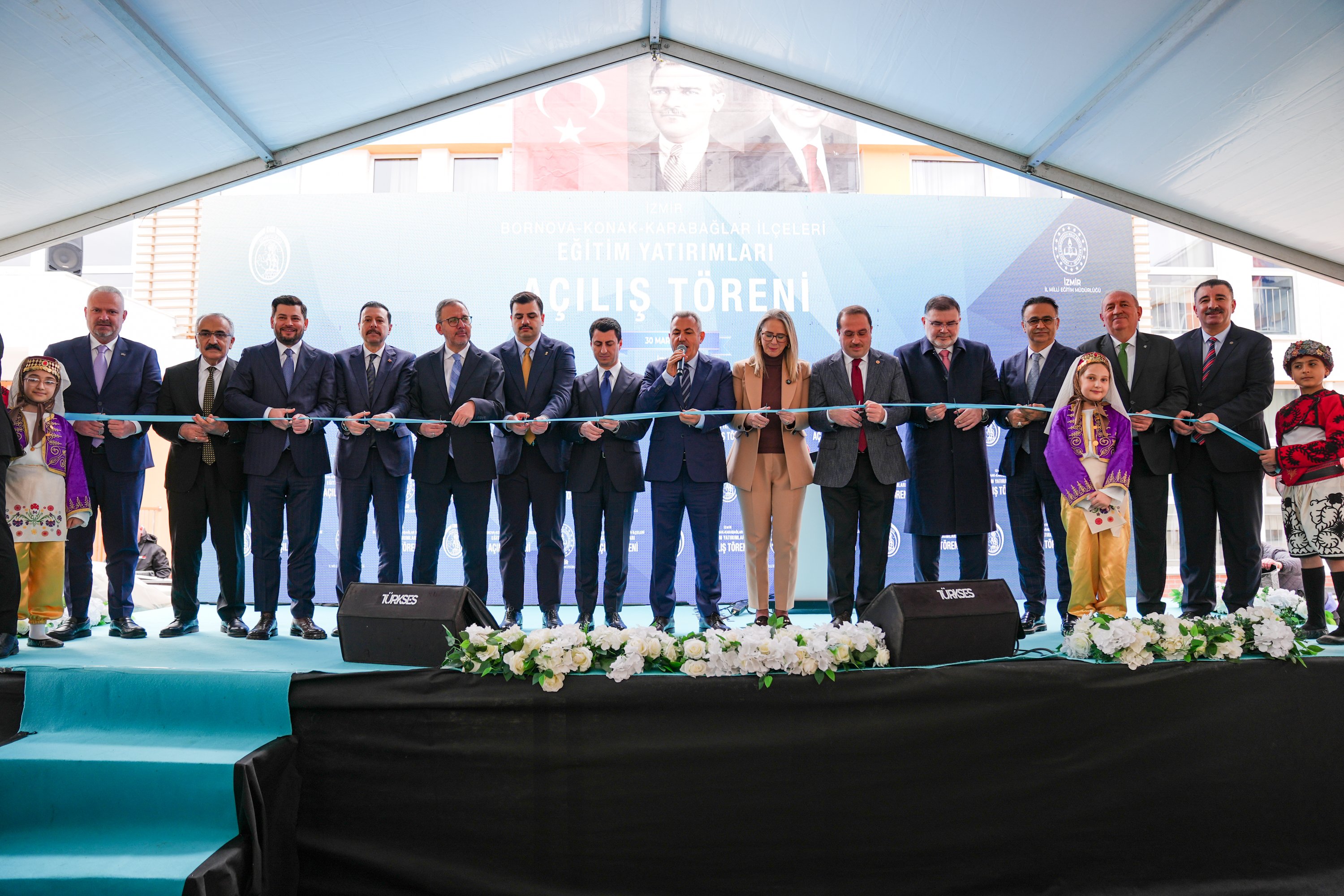 İzmir'de yapımı tamamlanan 20 okulun açılışı gerçekleştirildi