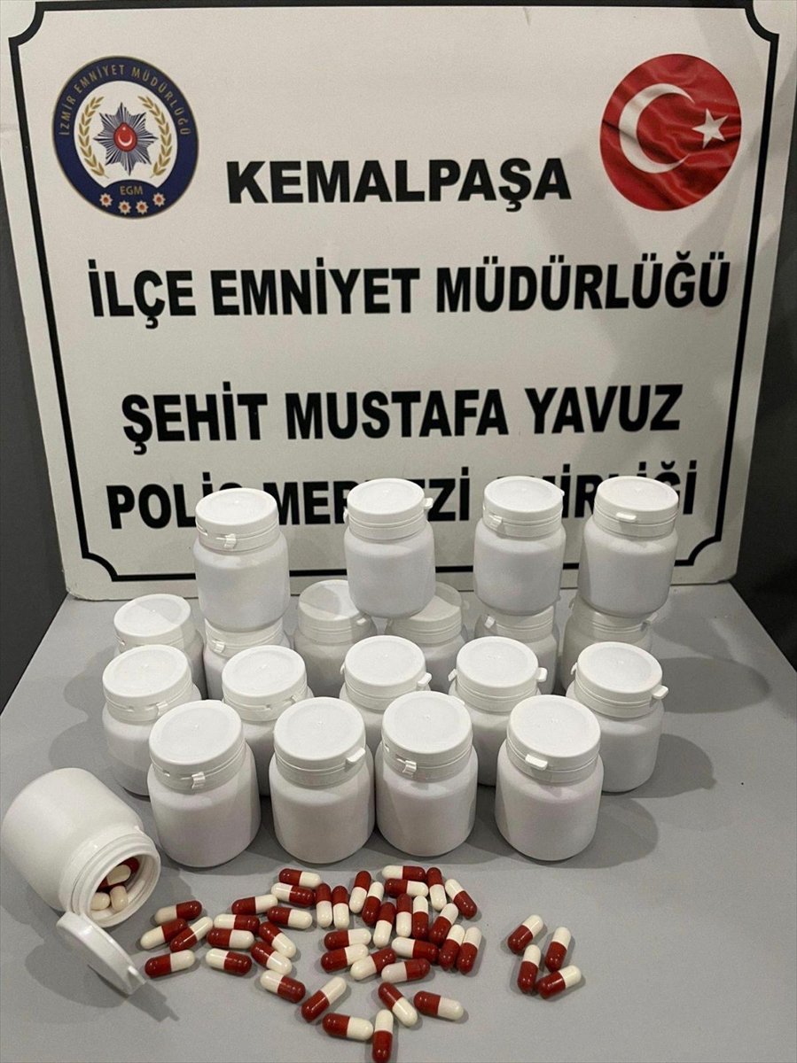 İzmir'de yolcu minibüsünde uyuşturucuyla yakalanan 2 zanlı tutuklandı