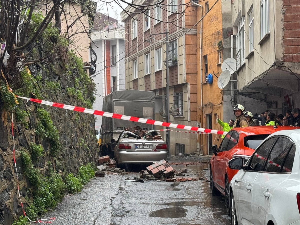 Kağıthane'de bir kısmı yıkılan bahçe duvarı araçta hasara yol açtı