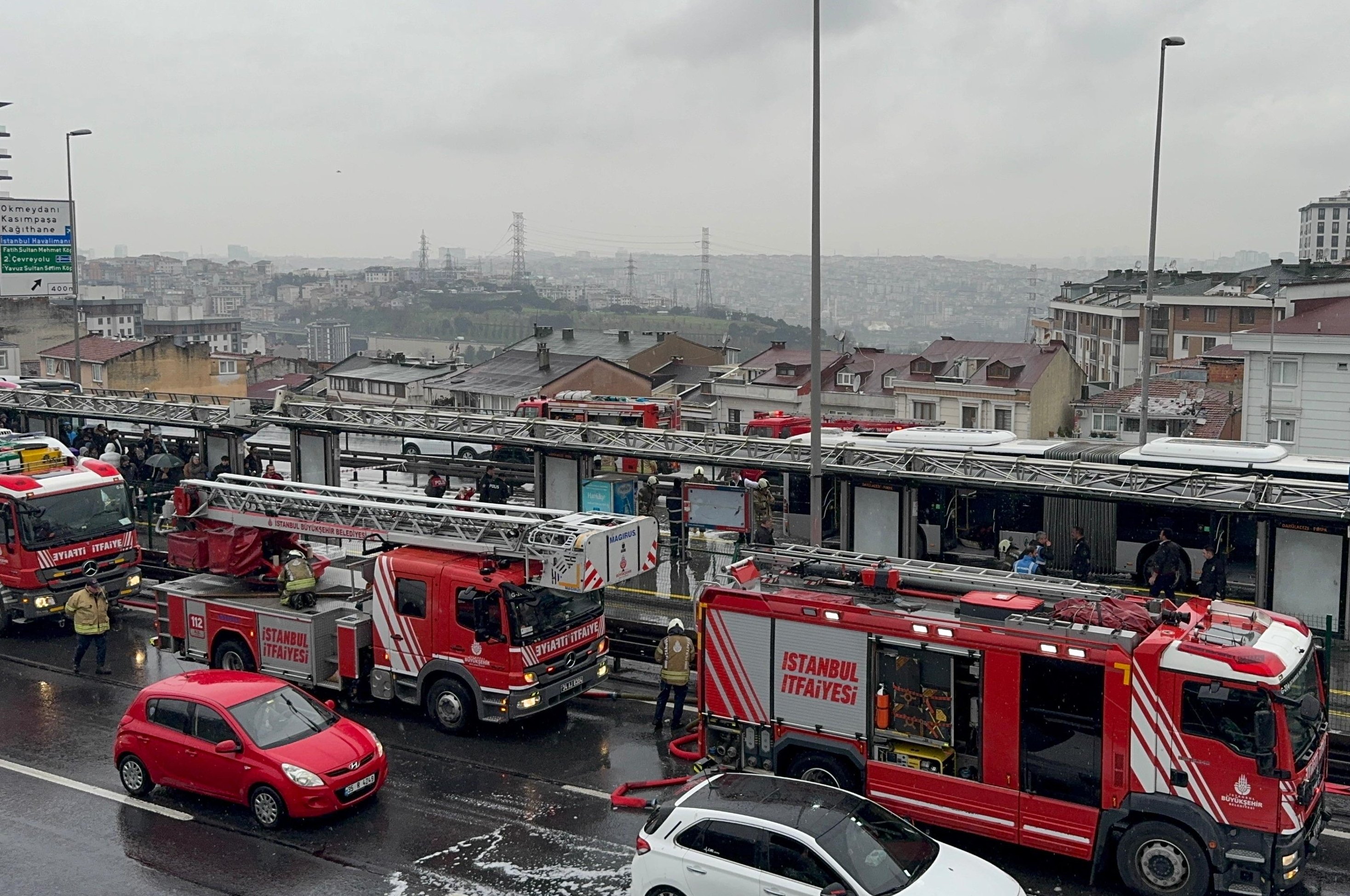 Kağıthane'de metrobüste çıkan yangın söndürüldü
