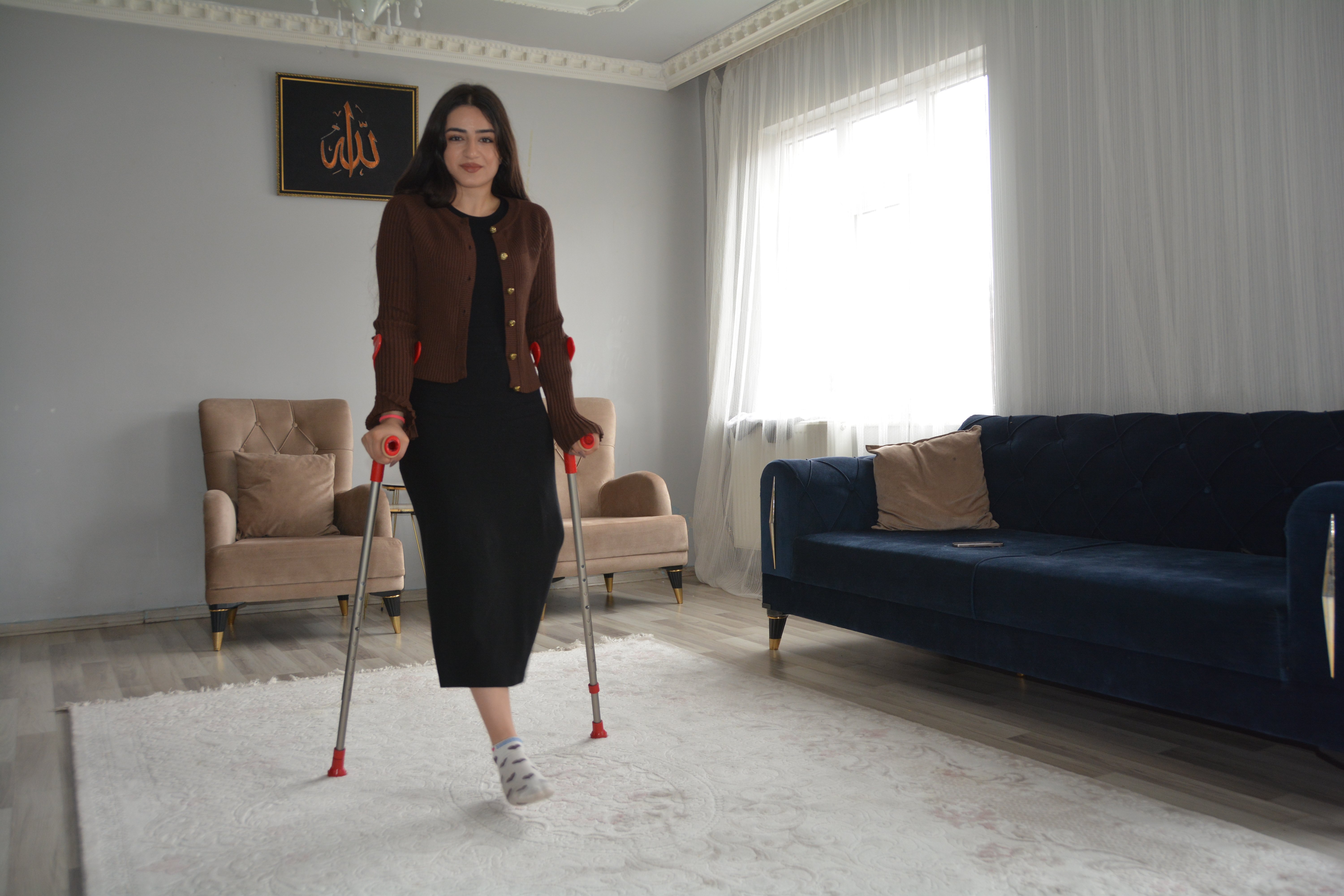 Kanserden bir bacağı kesilen üniversite öğrencisinin hayali protez bacakla tekrar yürümek