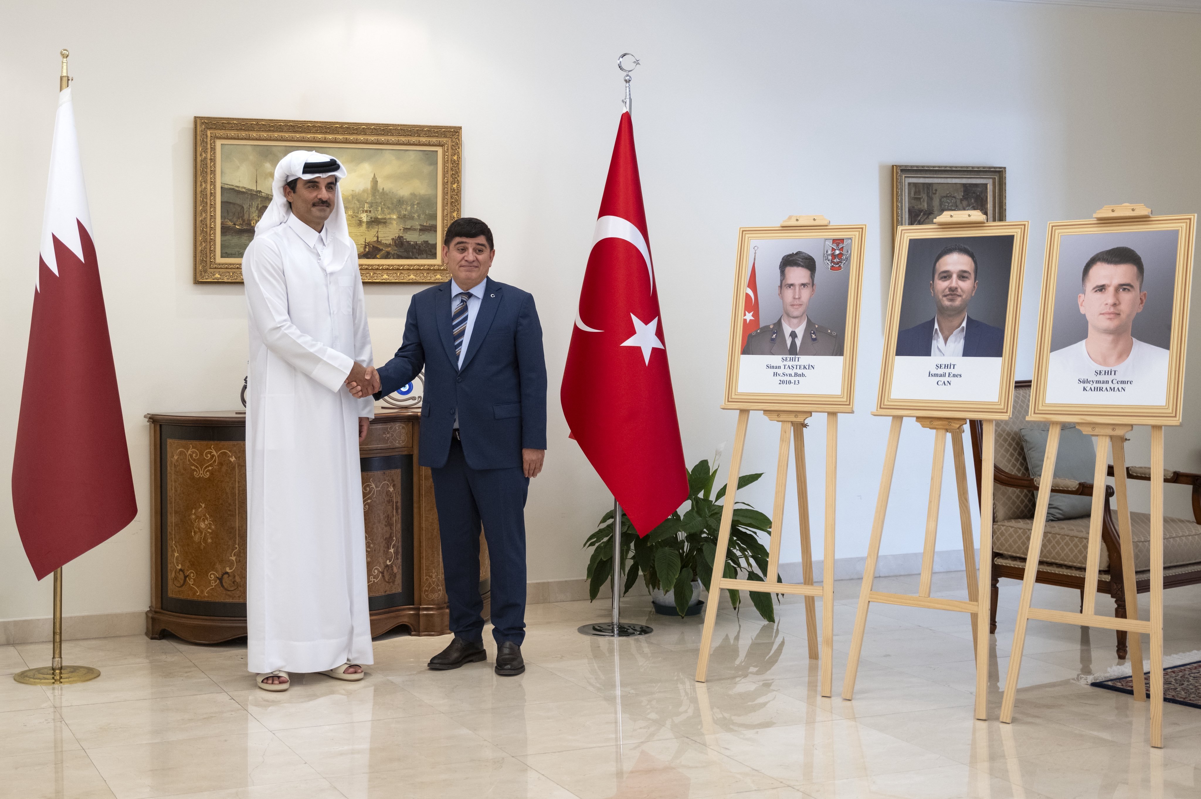 Katar Emiri, Türkiye'nin Doha Büyükelçiliğine taziye ziyaretinde bulundu