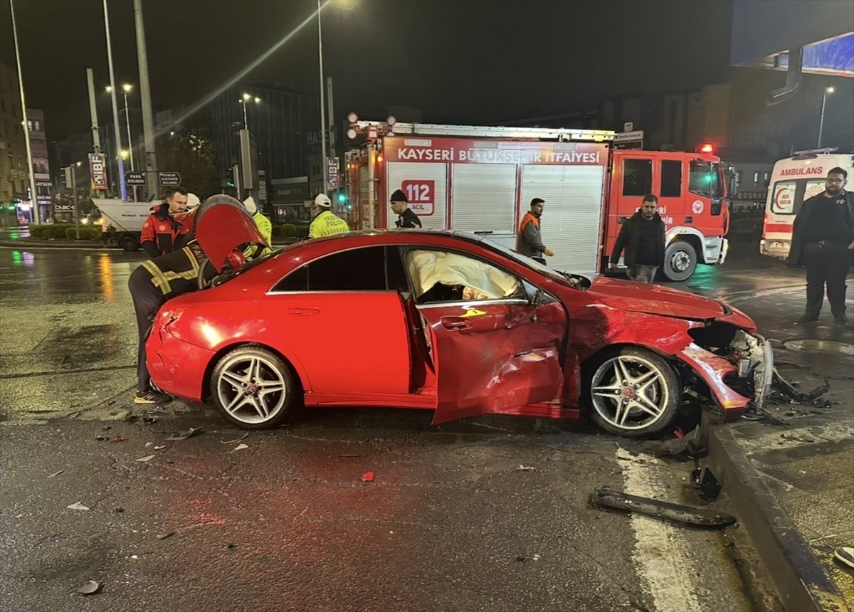 Kayseri'de trafik kazasında 2 kişi yaralandı