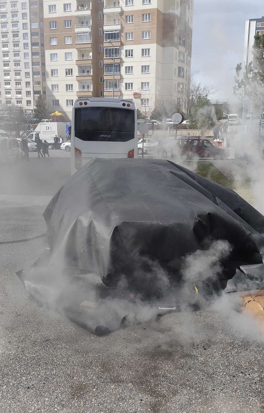 Kayseri'de yanan elektrikli otomobile battaniye yöntemiyle müdahale edildi