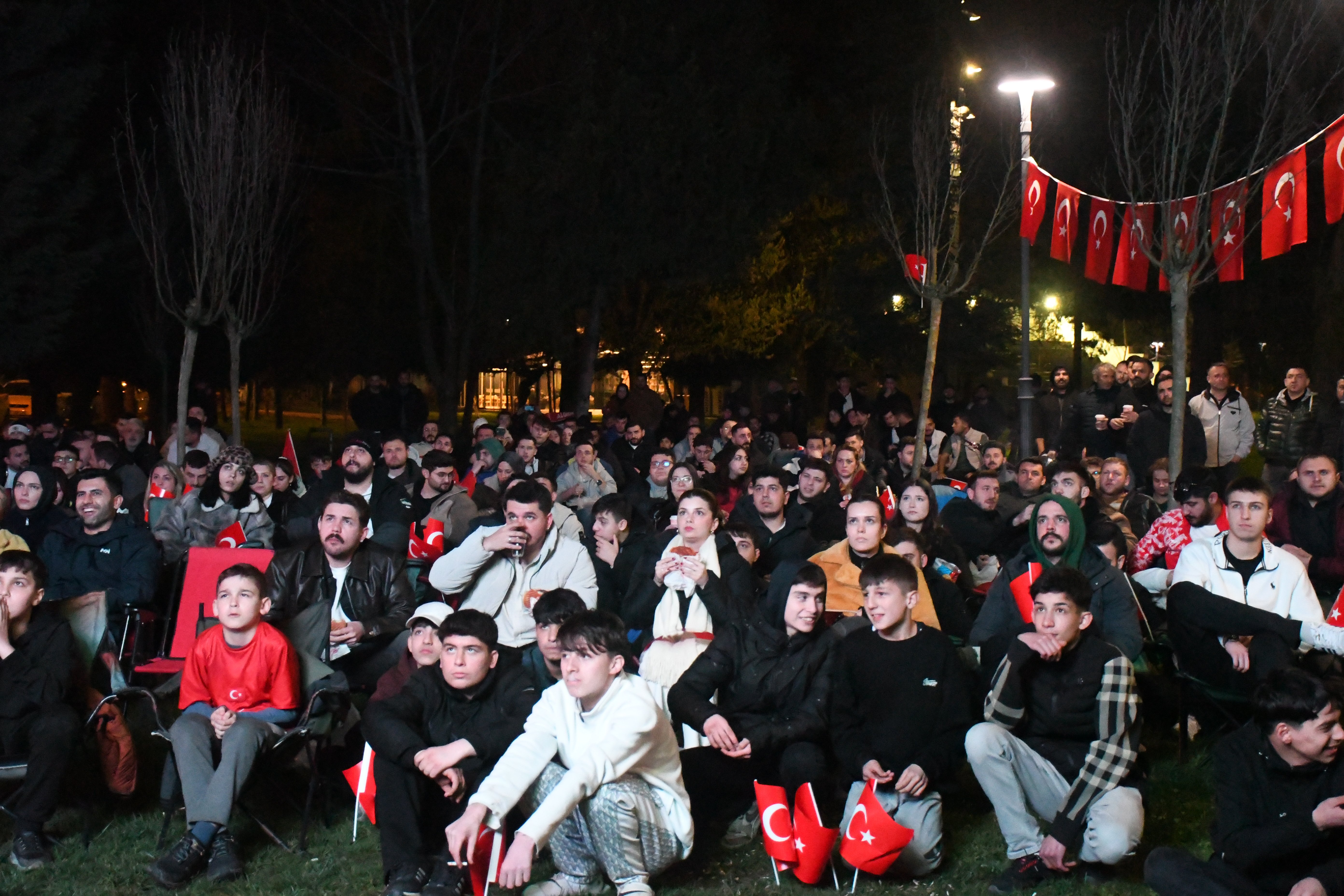 Kocaeli, Bolu, Düzce ve Sakarya'da Kosova-Türkiye maçı kurulan dev ekranlardan izlendi