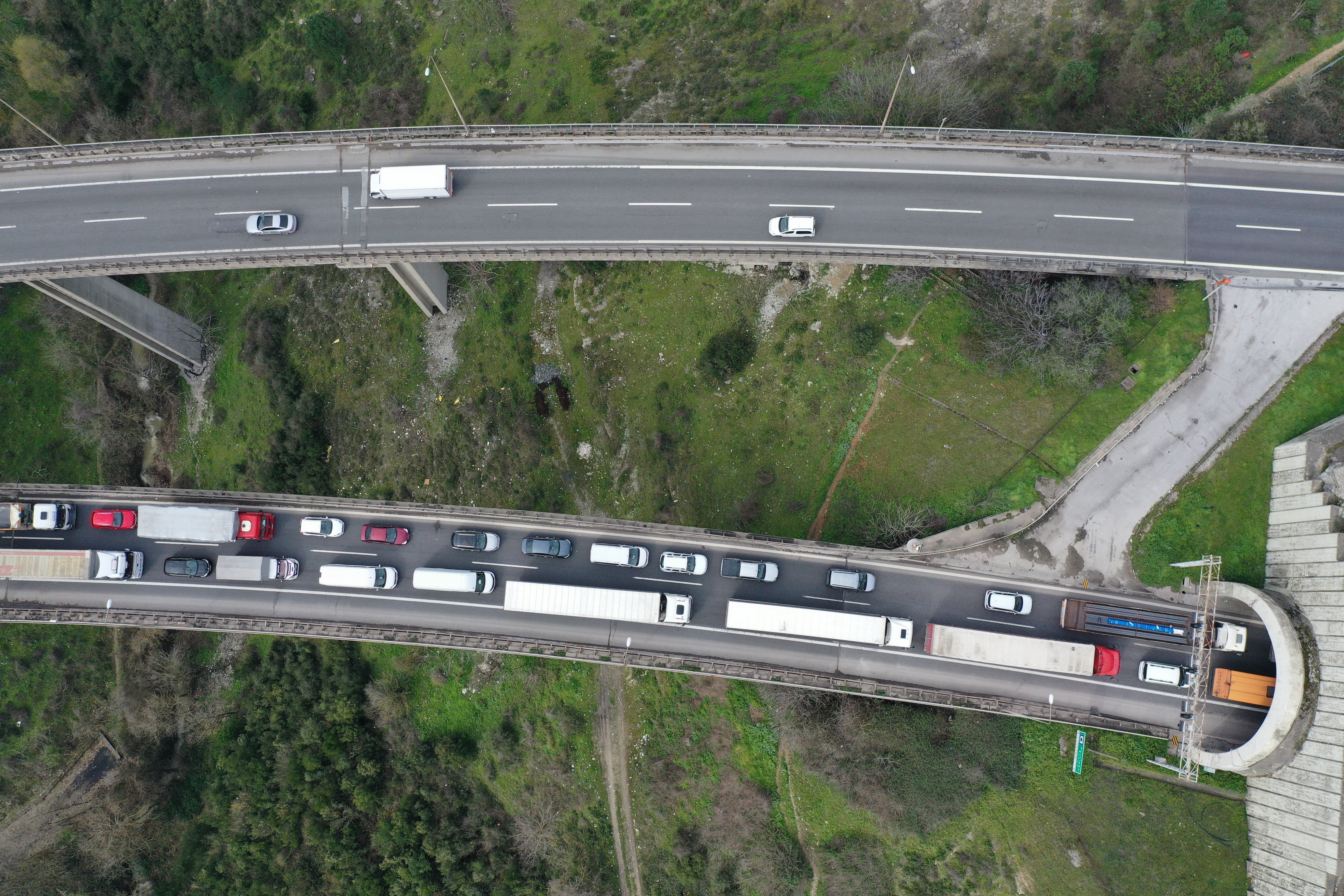 Kocaeli'de 4 aracın karıştığı zincirleme kaza ulaşımı aksattı