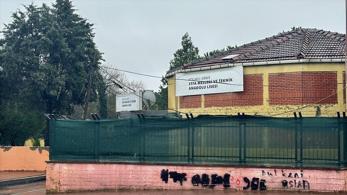 Kocaeli'de şiddetli sağanak hayatı olumsuz etkiledi