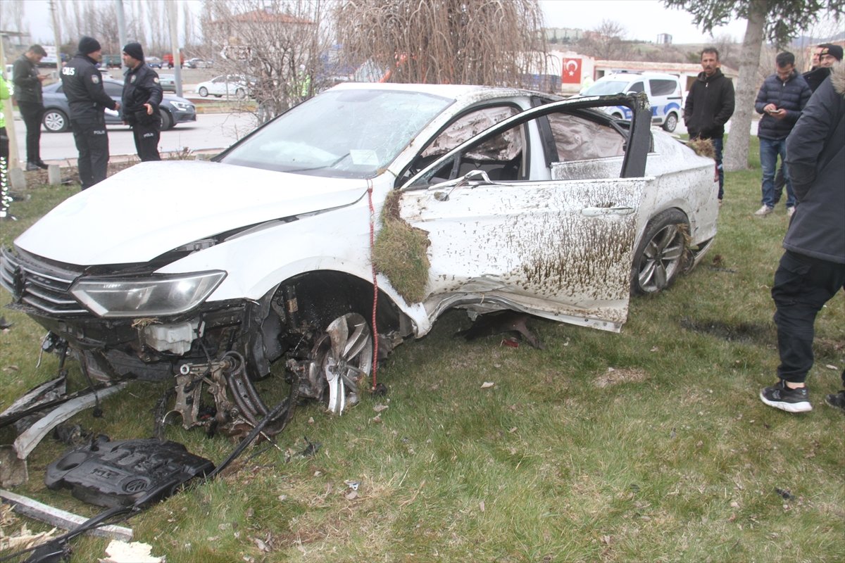 Konya'da devrilen otomobilin sürücüsü yaralandı