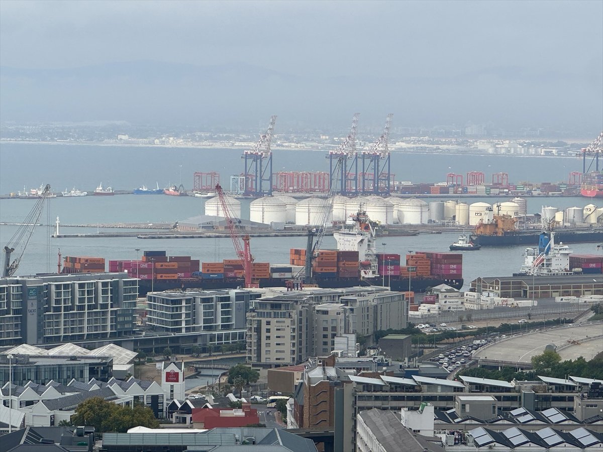 Küresel deniz ticareti rotası Ümit Burnu'na yönelirken, Güney Afrika lojistik sınavı veriyor