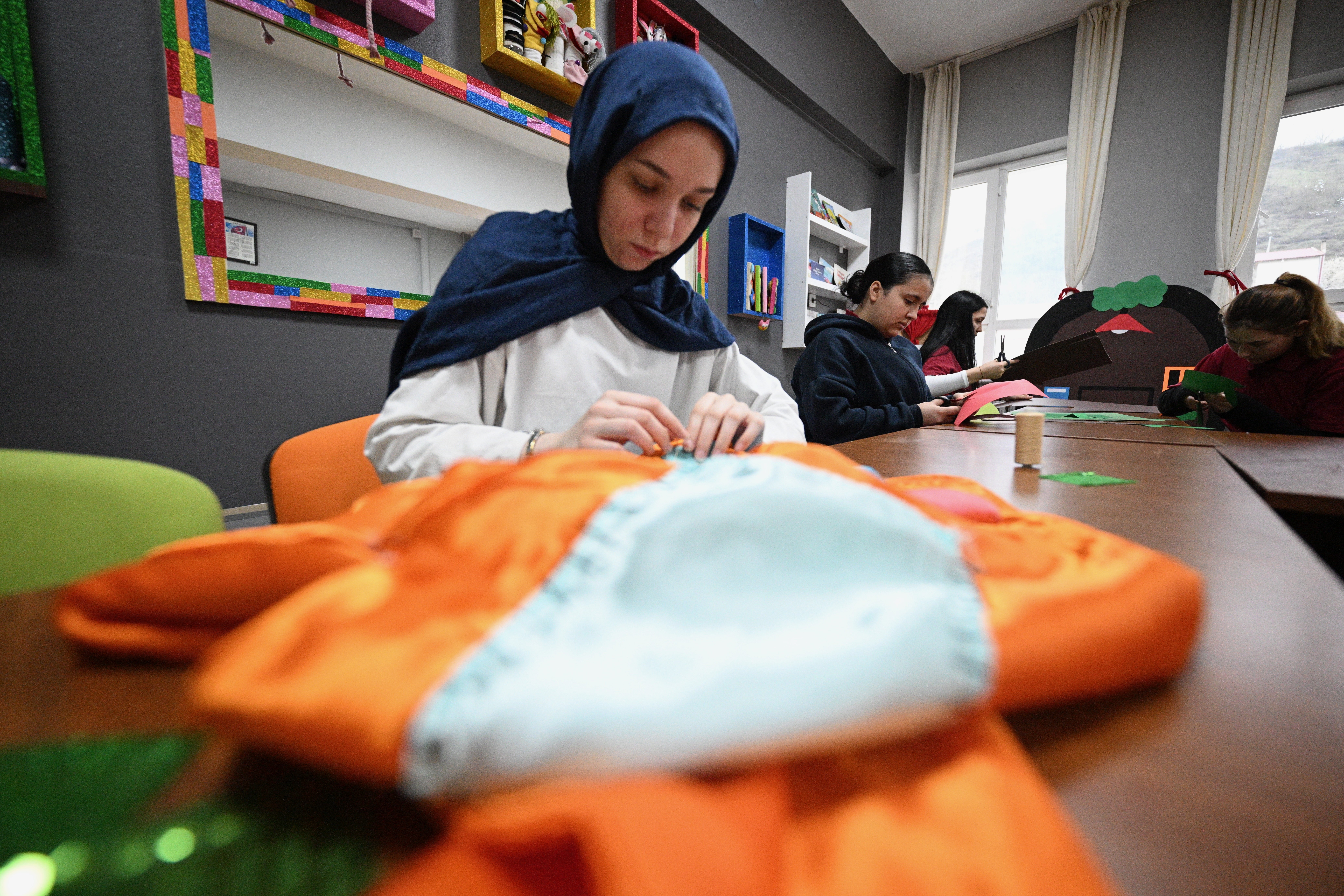 Liselilerden oluşan tiyatro grubu köy okullarında sahne alıyor