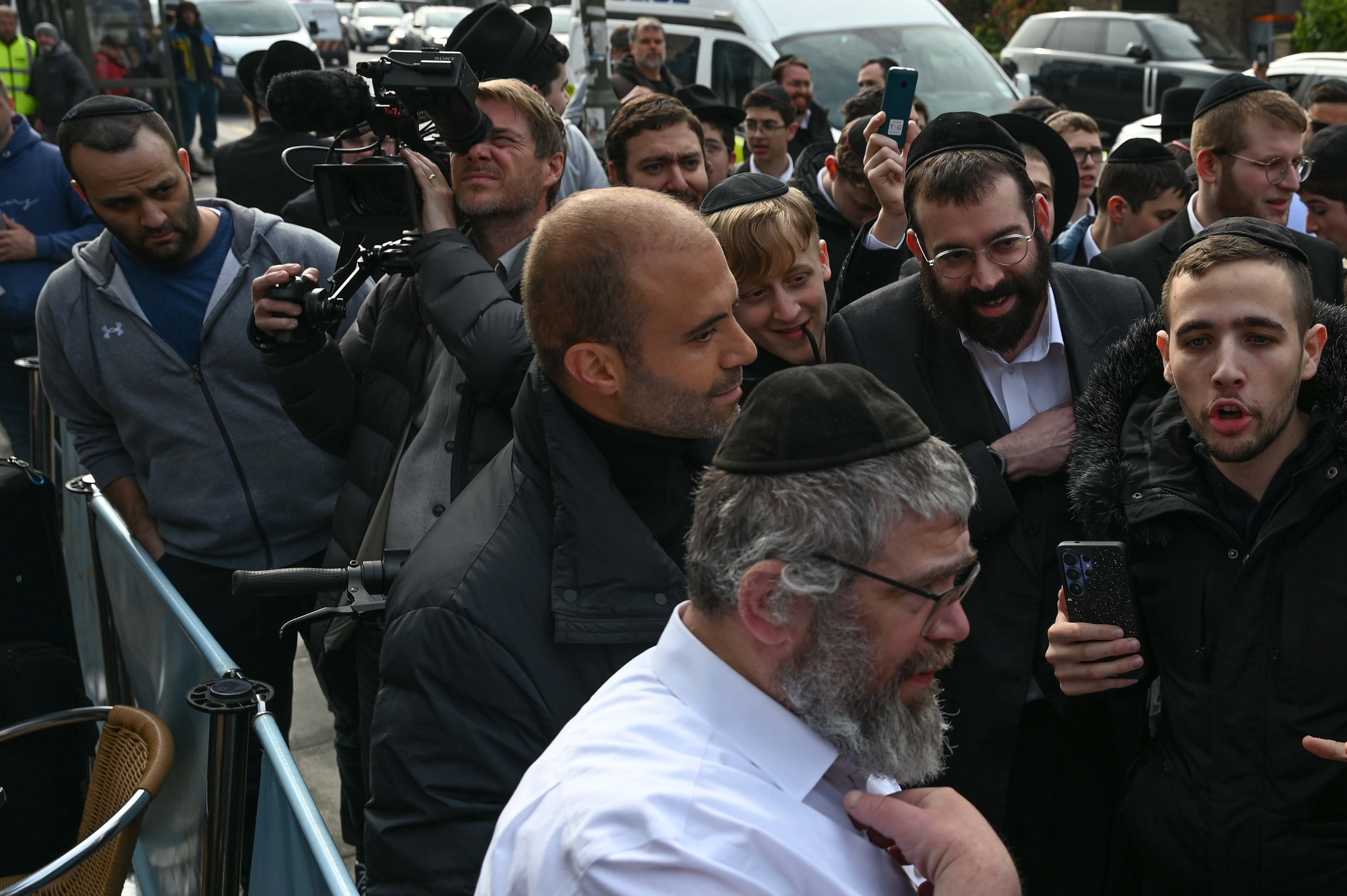 Londra'da Al Jazeera muhabirlerine hakaret eden kişinin polis olduğu belirlendi