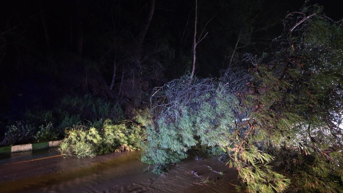 Manisa Salihli'de sağanak hayatı olumsuz etkiledi