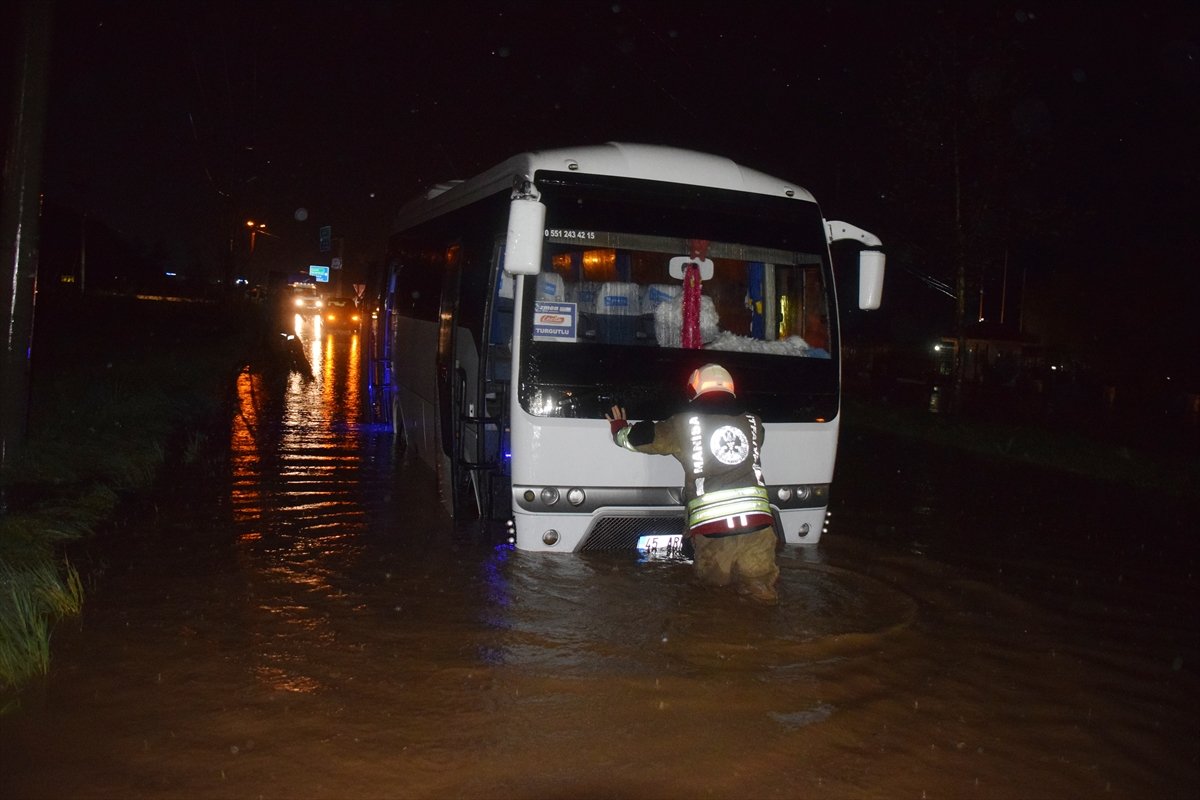 Manisa'da etkili olan sağanak hayatı olumsuz etkiledi