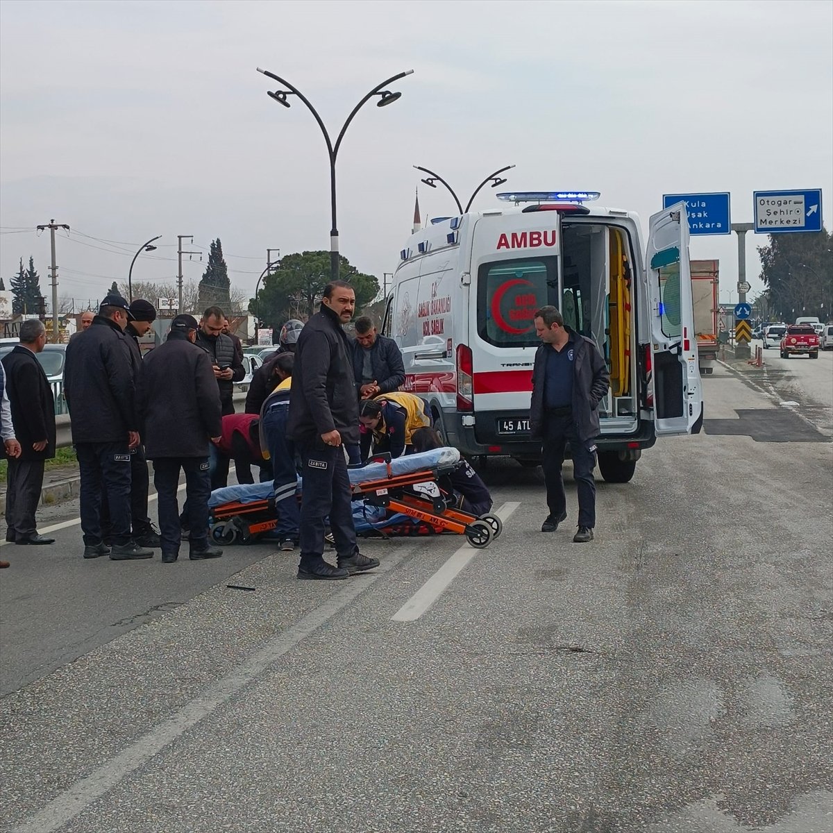 Manisa'da minibüsün çarptığı yaya yaralandı