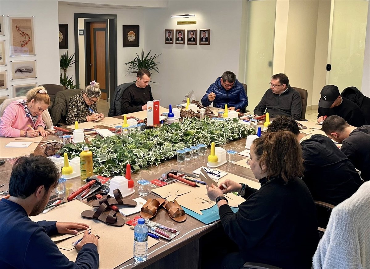 Marmaris'te 'Geleneksel Sandalet Eğitimi' başladı