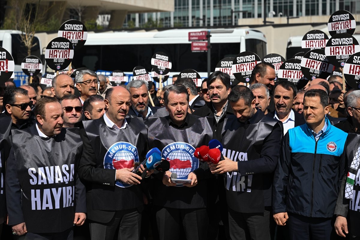 Memur-Sen, ABD'nin Ankara Büyükelçiliği önüne siyah çelenk bıraktı