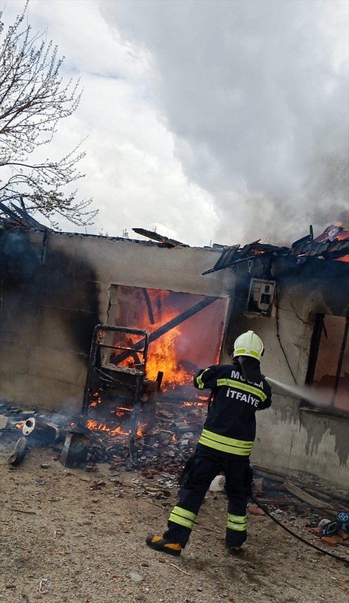 Muğla'da çıkan yangında tek katlı ev kullanılamaz hale geldi