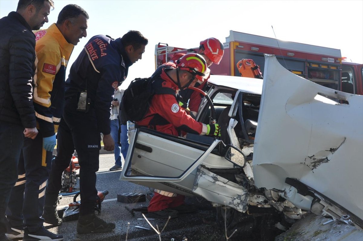 Muğla'da otomobilde sıkışan yolcuyu itfaiye kurtardı