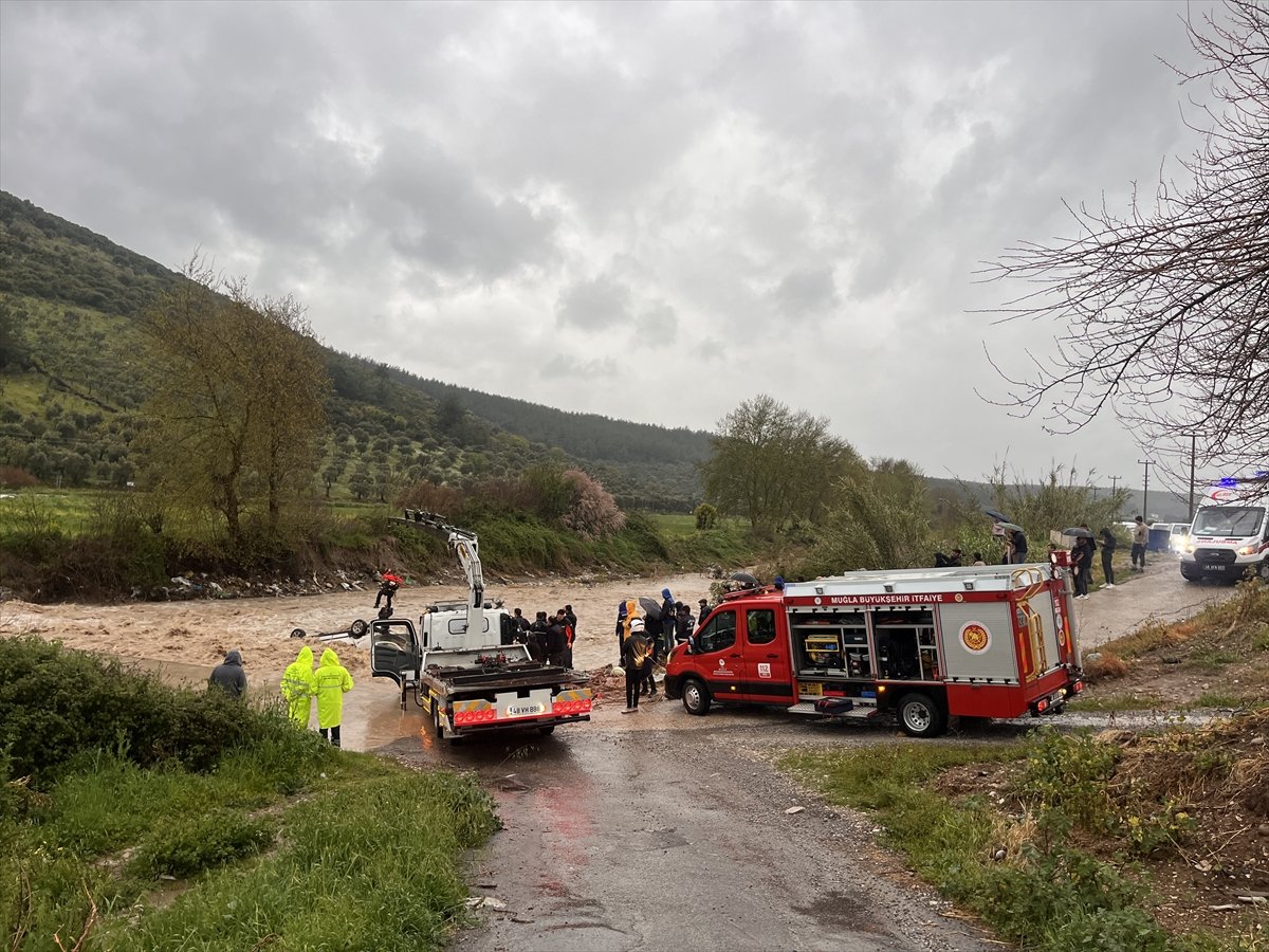 Muğla'da sele kapılan otomobildeki 2 kişiden biri öldü, diğeri kurtarıldı
