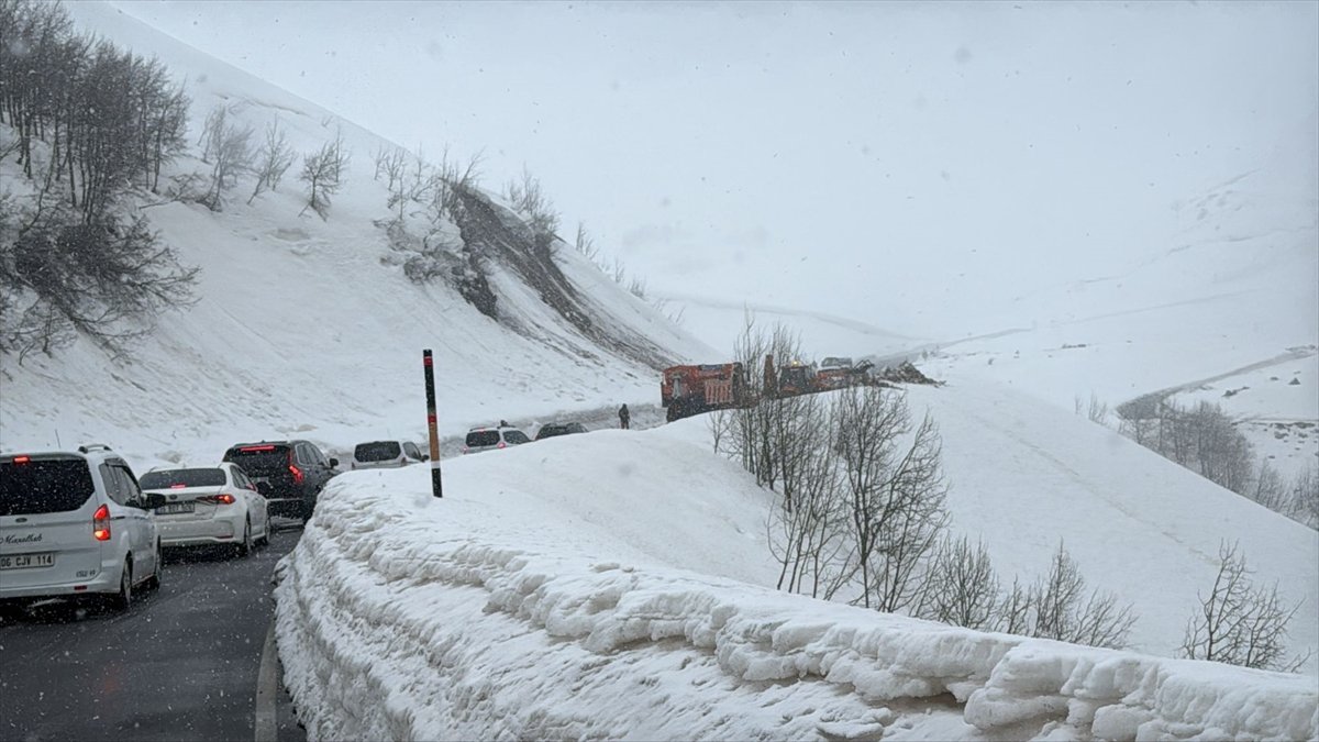 Muş-Kulp kara yoluna düşen çığ ve toprak birikintisi temizlendi