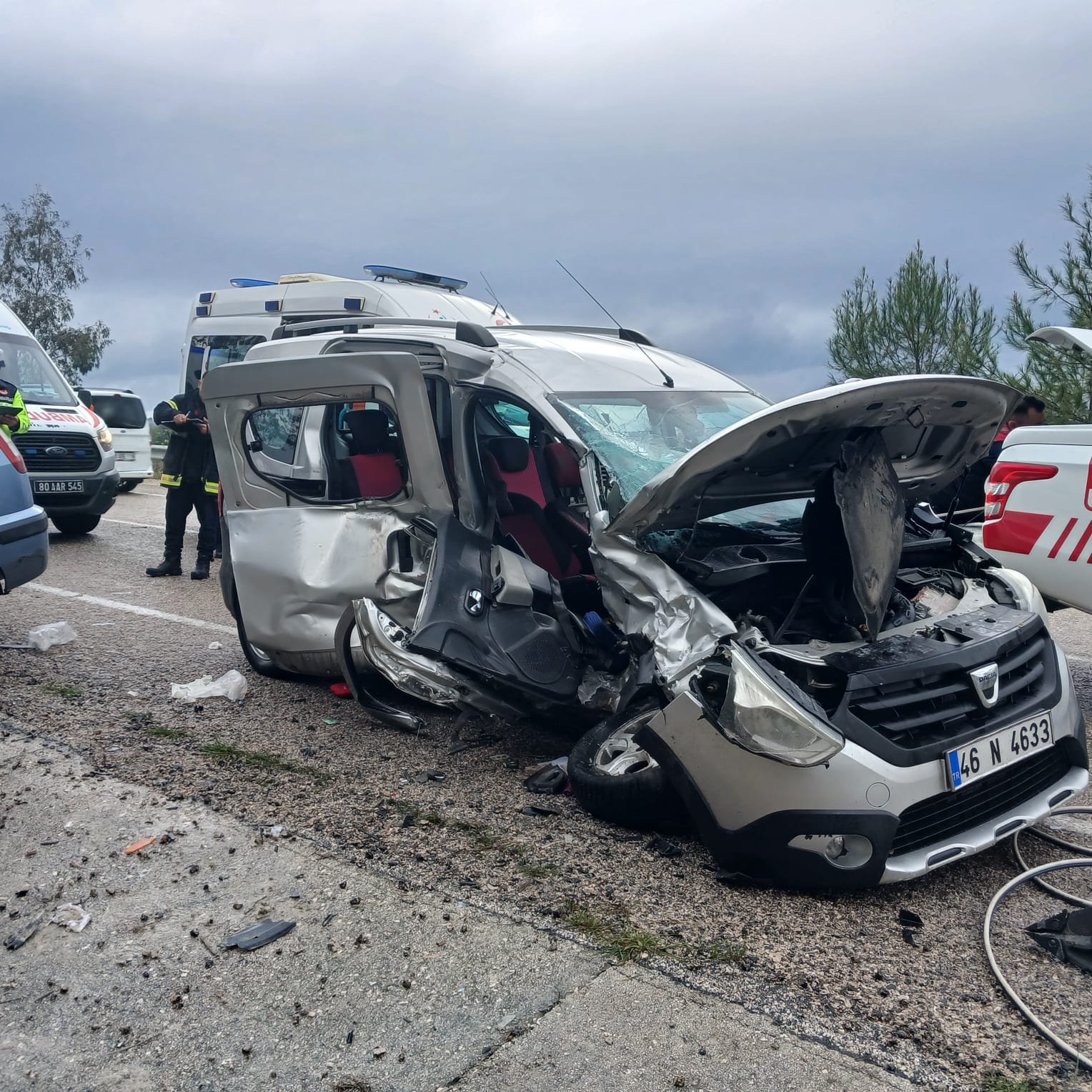 Osmaniye'de otomobil ile hafif ticari aracın çarpıştığı kazada 6 kişi yaralandı