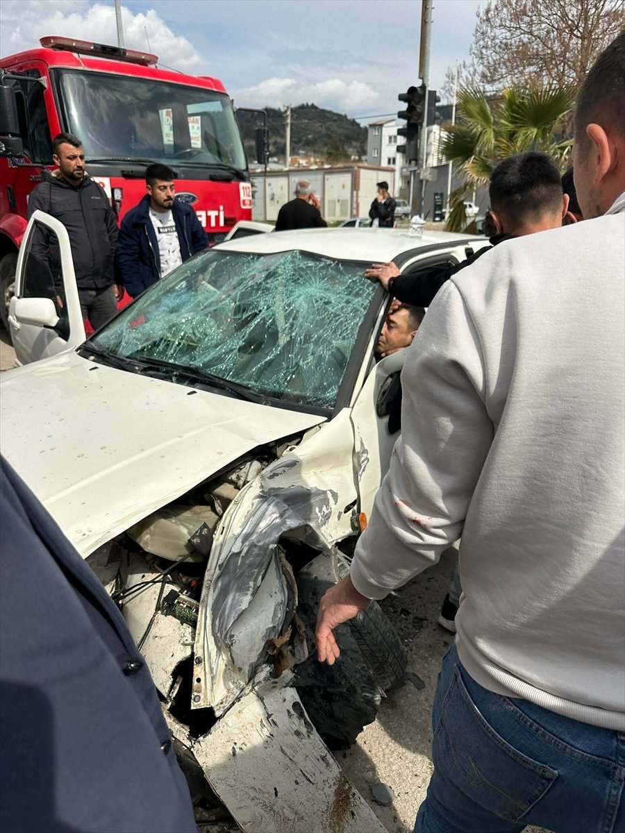 Osmaniye'de yol kenarındaki inşaat malzemelerine çarpan otomobildeki 3 kişi yaralandı