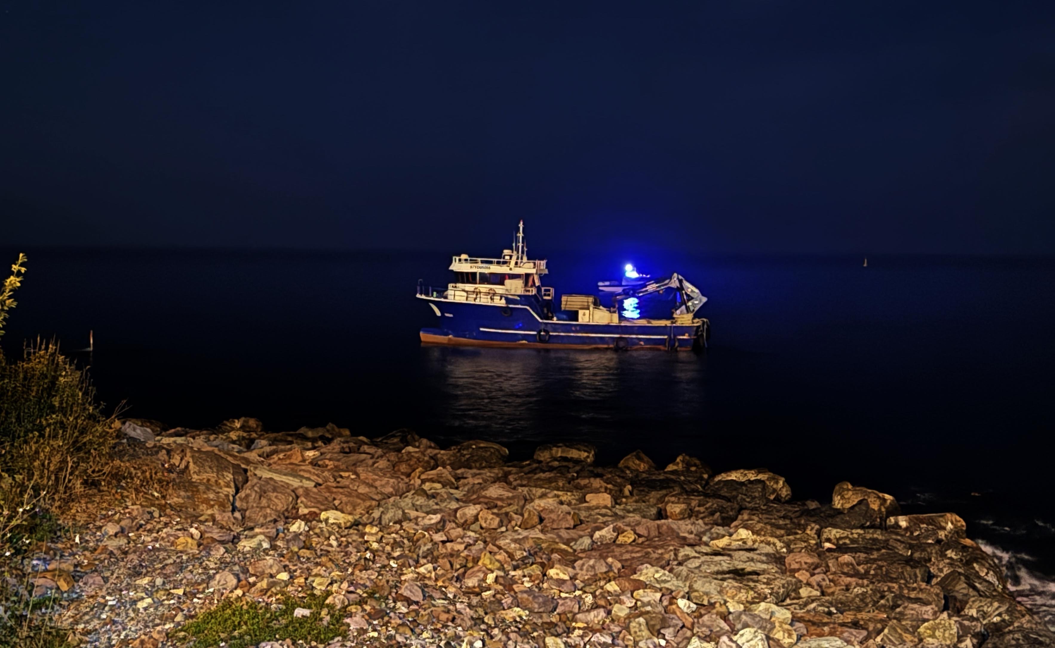 Rize'de balıkçı teknesi karaya oturdu