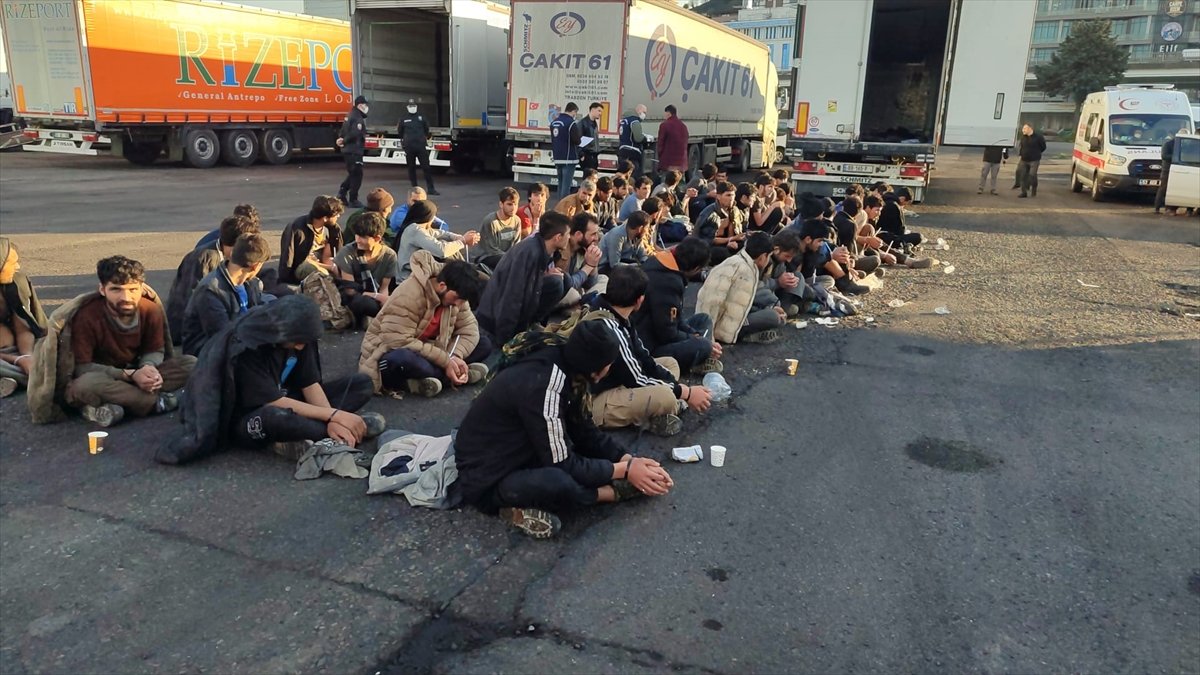 Rize'de tır dorsesinde 57 düzensiz göçmen yakalandı