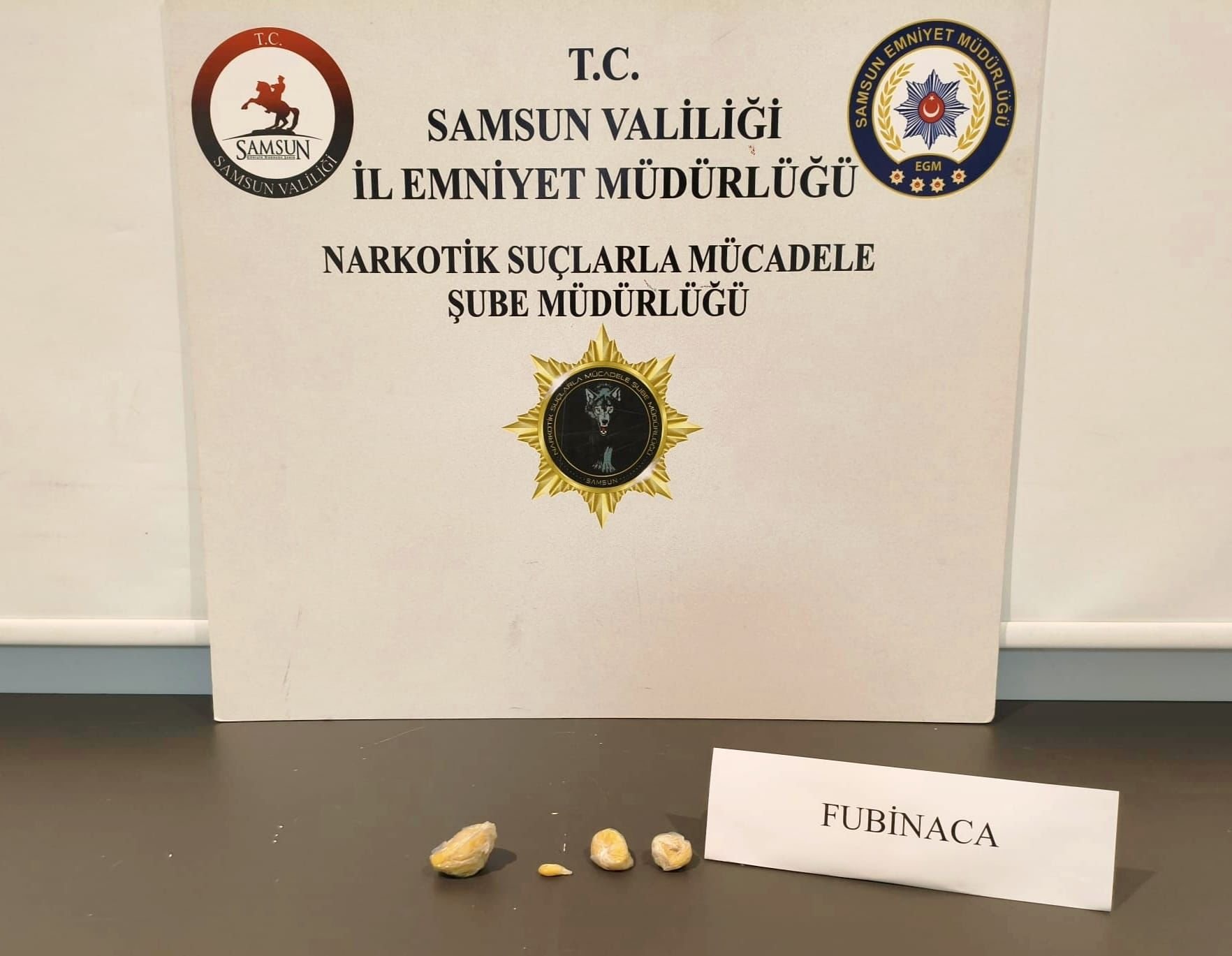 Samsun'da araç teybinin arkasına uyuşturucu gizleyen 3 zanlı yakalandı