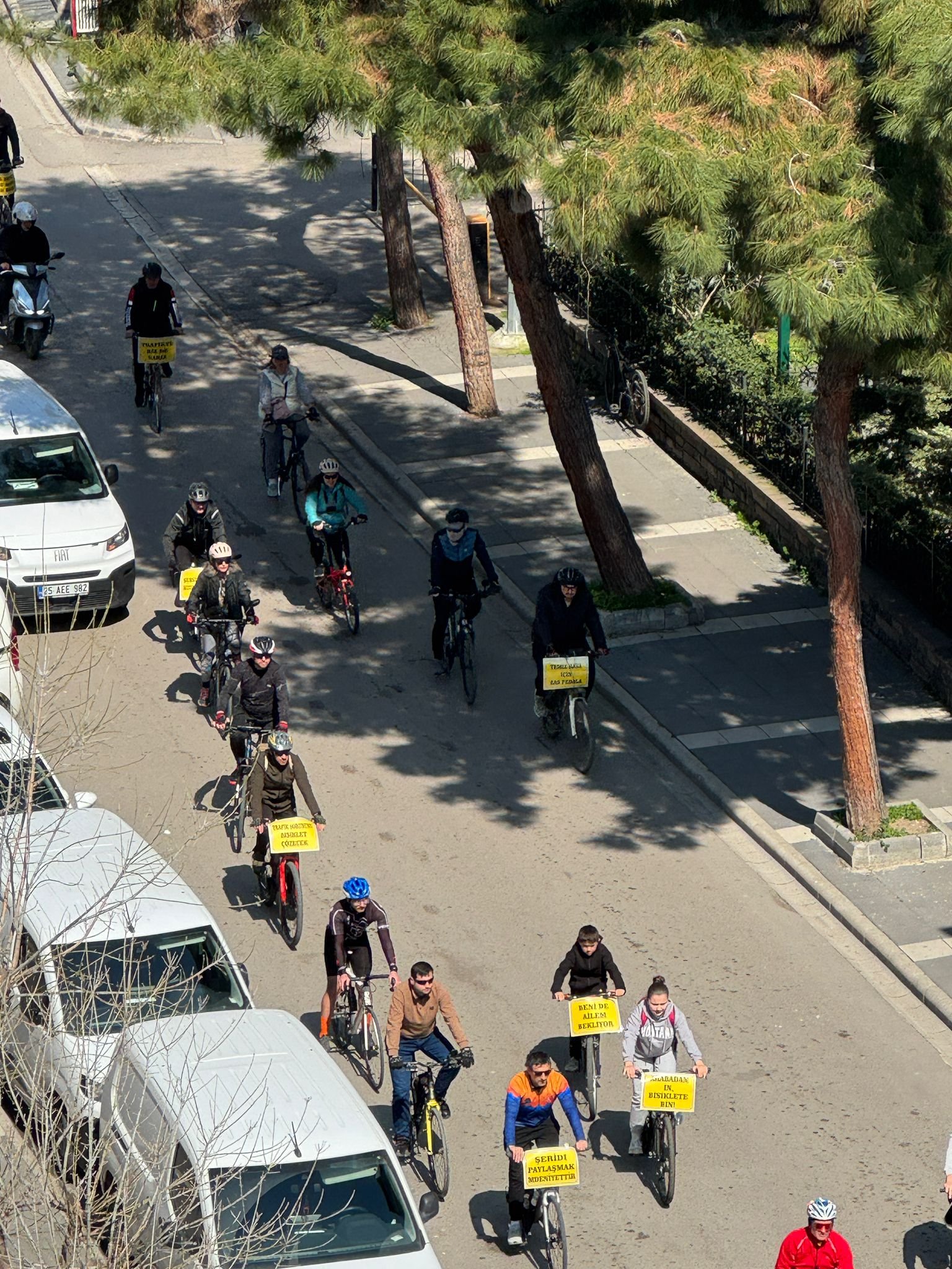 Samsun'da bisikletliler trafikte görünür olmak için pedal çevirdi