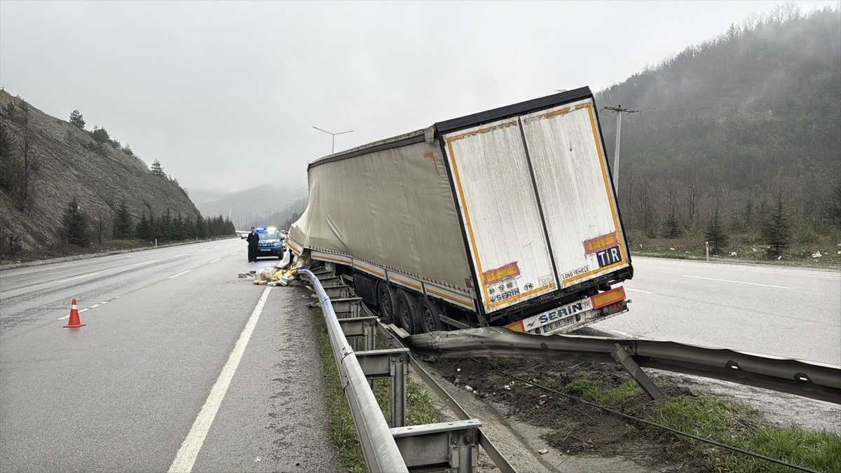 Samsun'da freni boşalan tır refüje çıktı