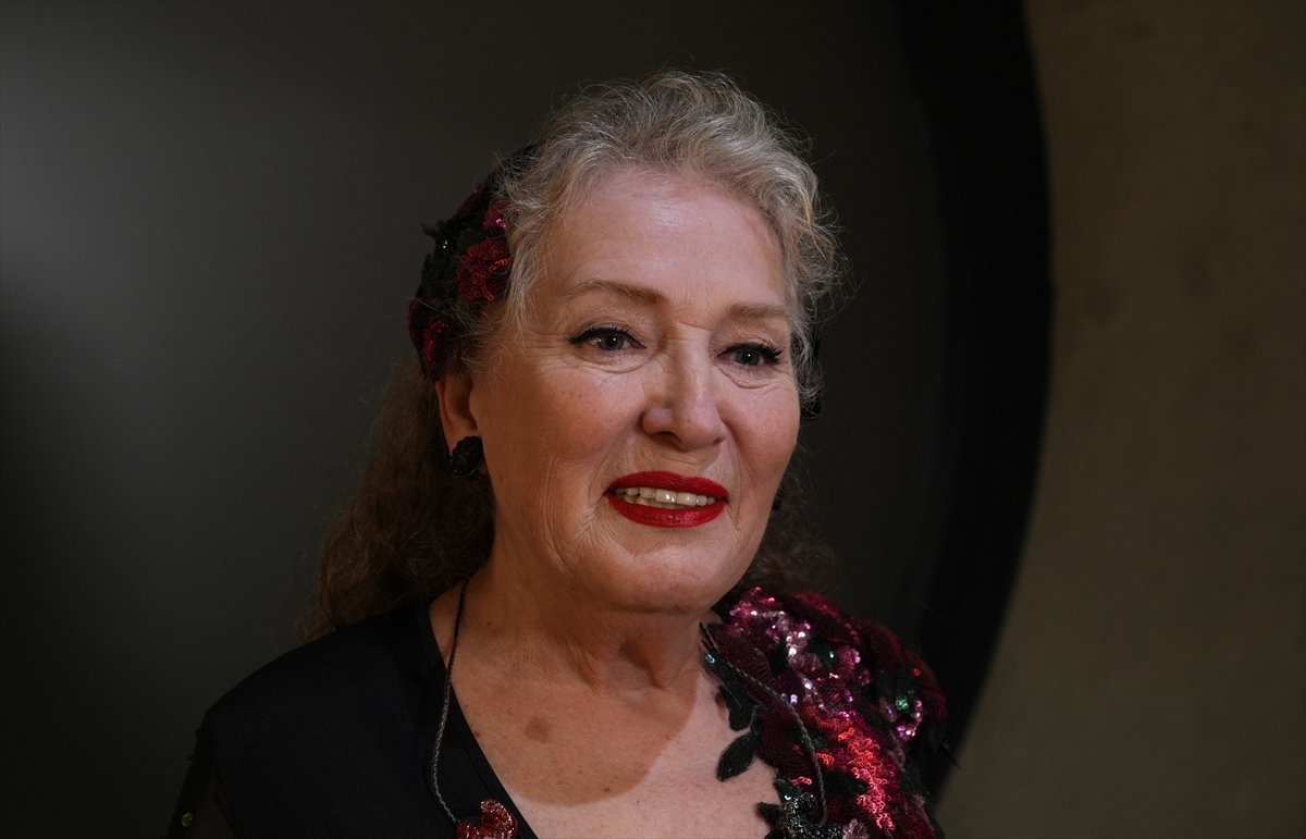 Sanatçı Suzan Kardeş, 'Bahara Davet' konserinde dinleyiciyle buluştu