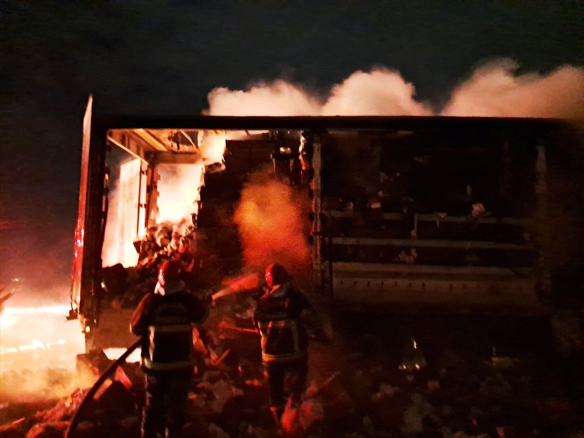 Şanlıurfa'da peçete yüklü tırda çıkan yangın söndürüldü