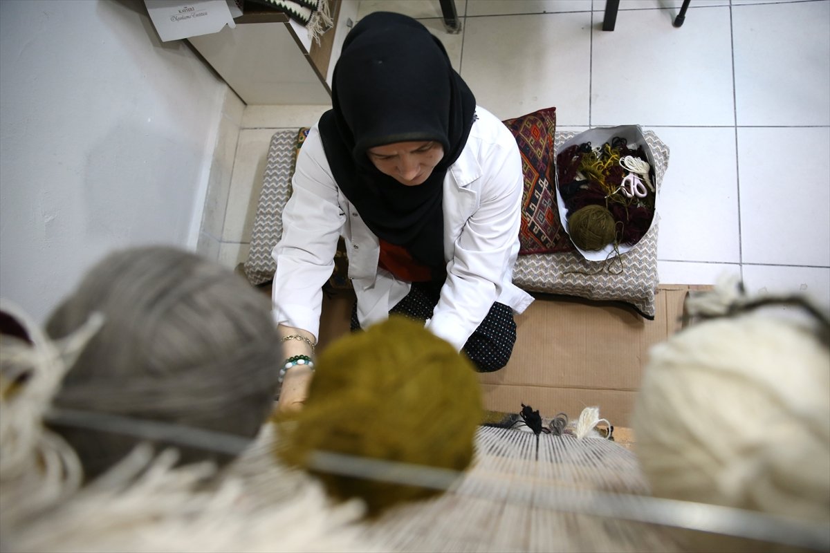 Sarız kilimini yaşatmak için 38 yıldır tezgah başında