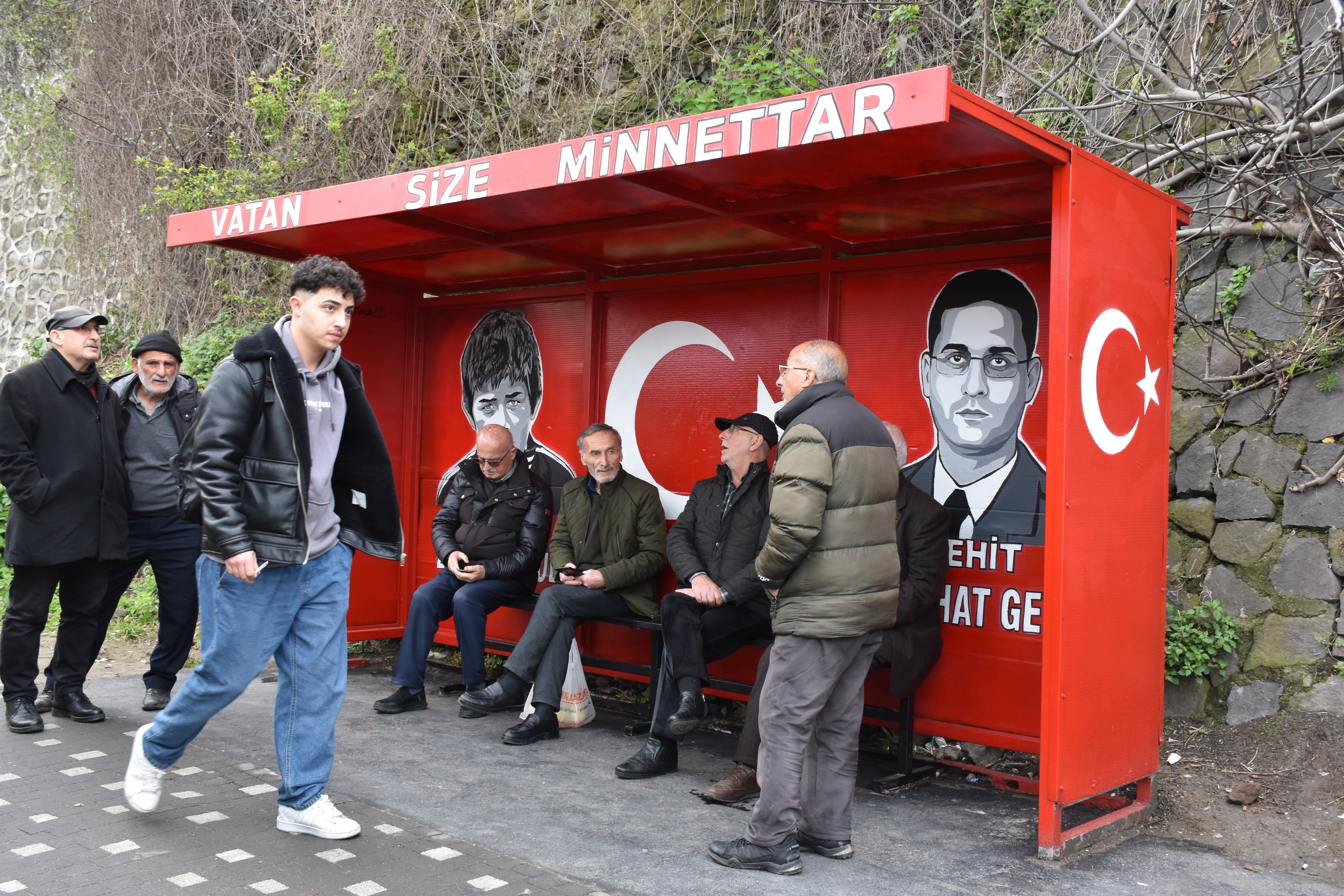 Şehitlere resimlerini çizerek gösterdikleri vefayı Trabzon'a taşıdılar