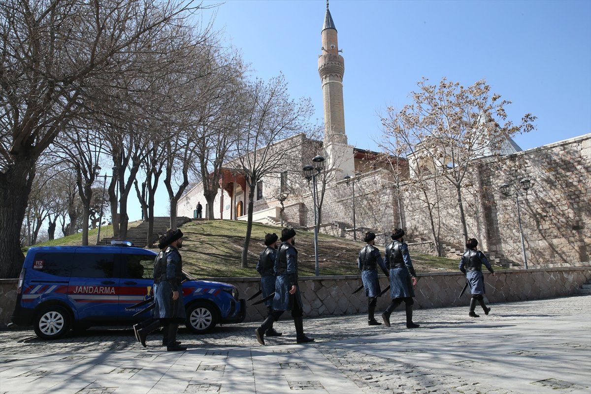 Selçuklu sultanlarının türbesinde jandarma personeli 'saygı nöbeti' tutuyor