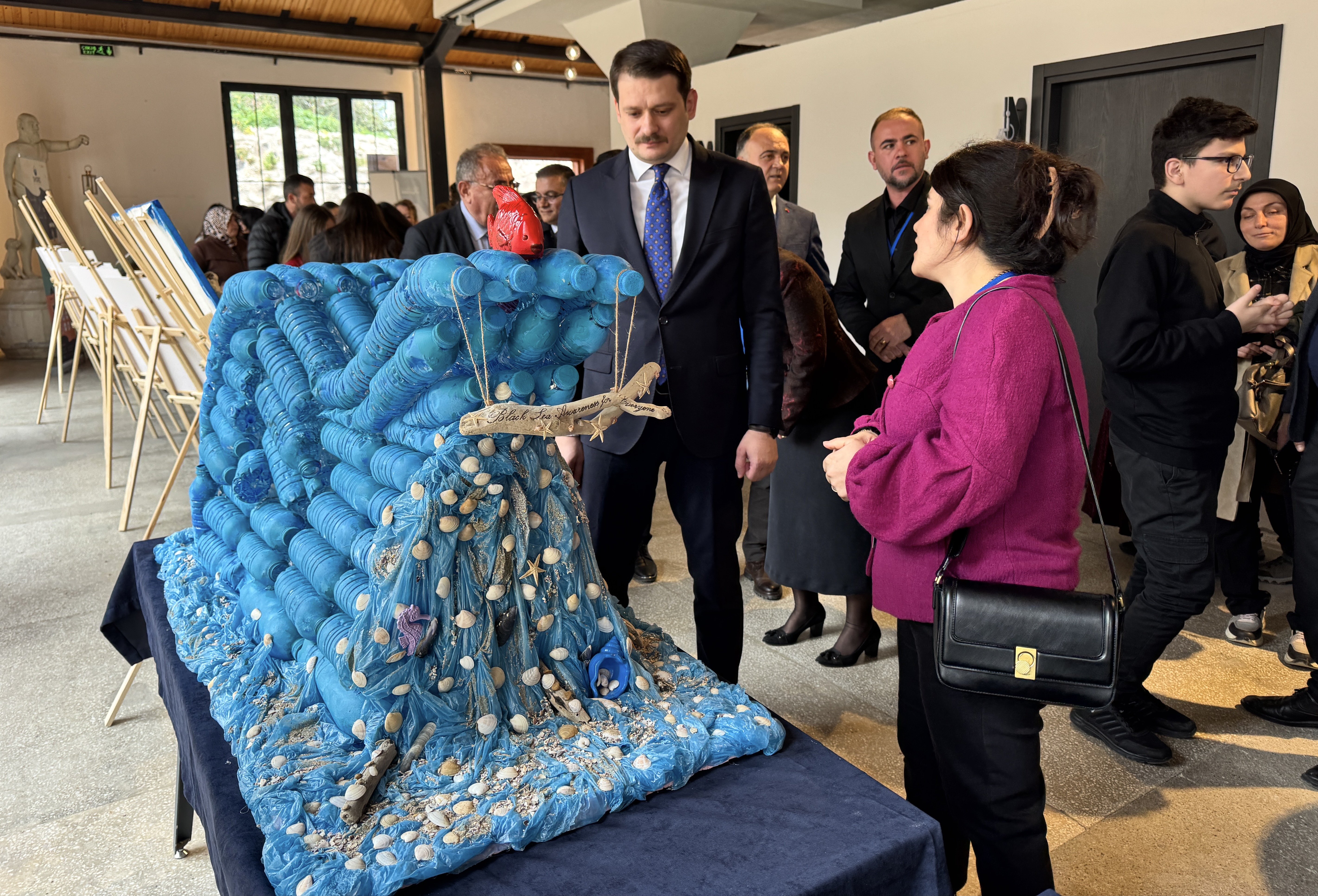 Sinop'ta öğrenciler sahil atıklarından yaptıkları çalışmalarla 'temiz deniz' mesajı verdi