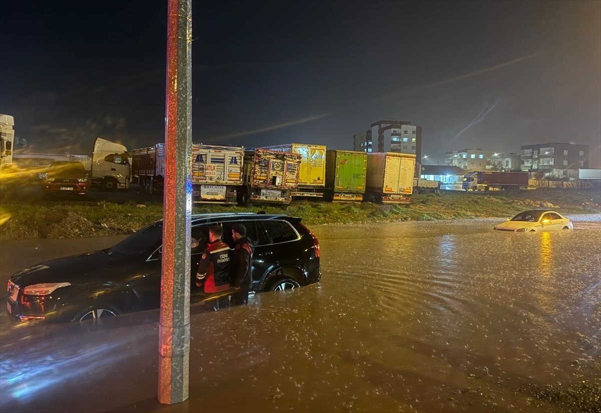 Şırnak'ta sağanak nedeniyle araçlarda mahsur kalan 3 kişi kurtarıldı