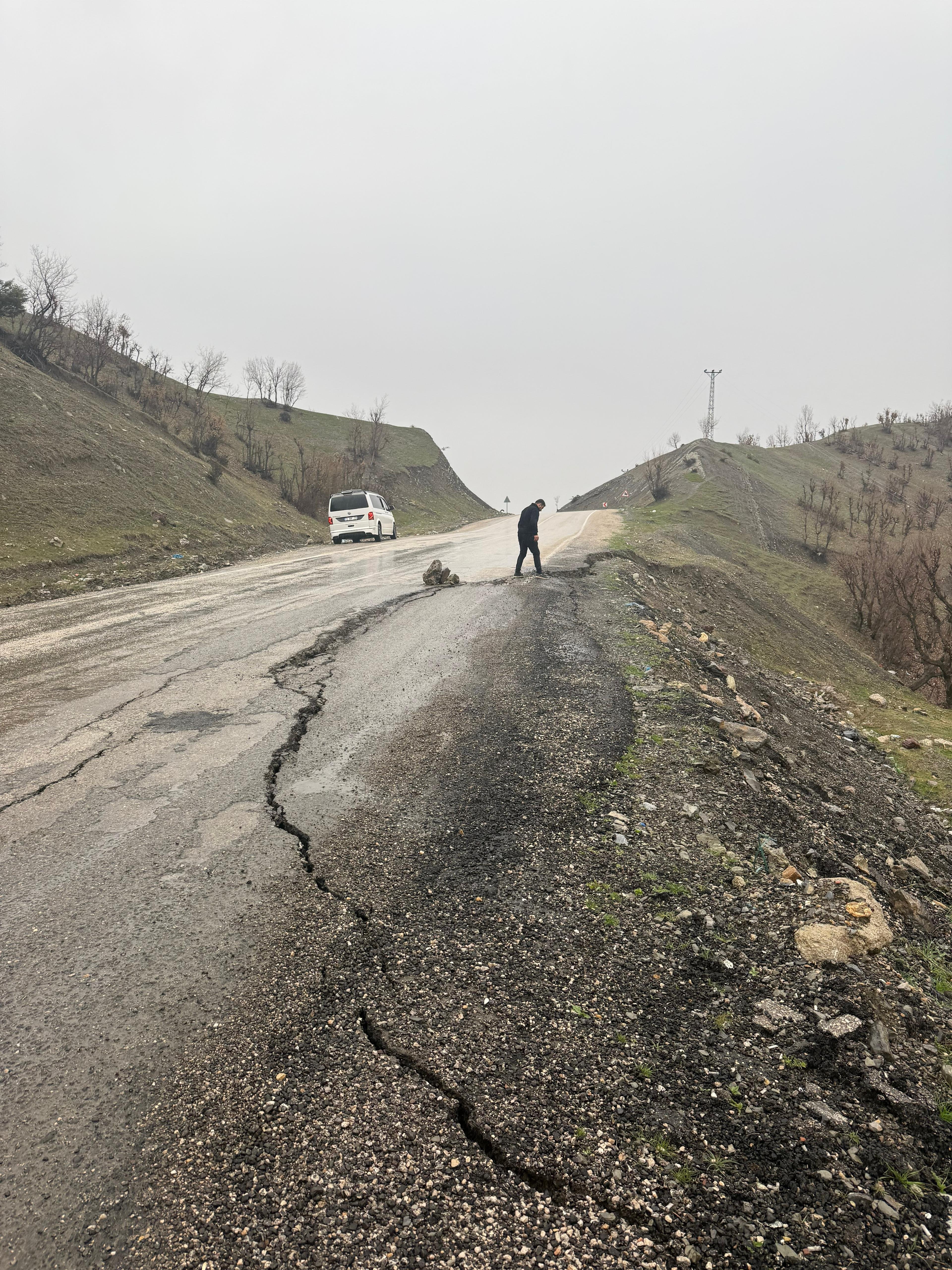 Şırnak'ta yağış nedeniyle belde yolunda çökme meydana geldi
