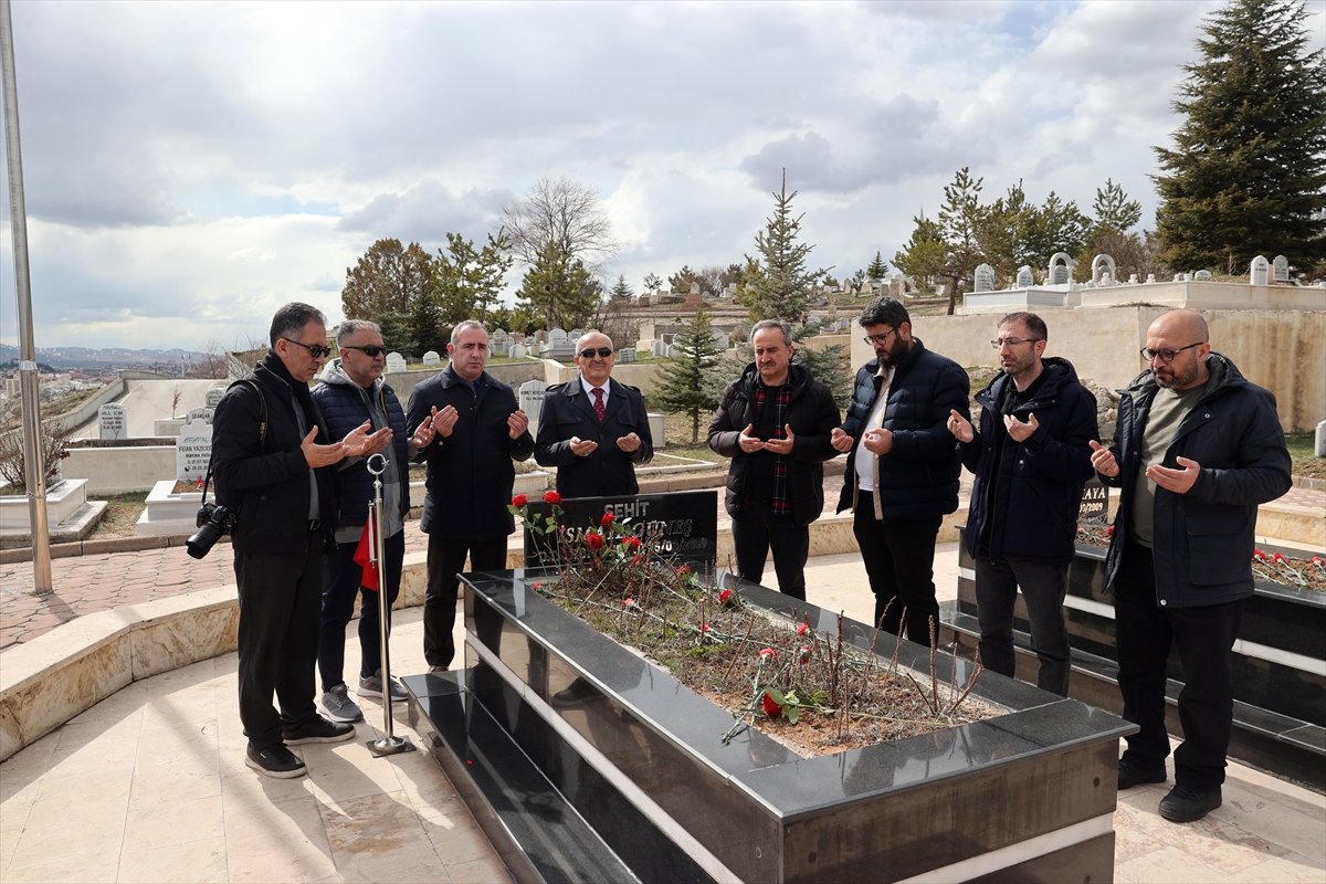 Sivas'ta meslektaşları gazeteci İsmail Güneş'i kabri başında andı